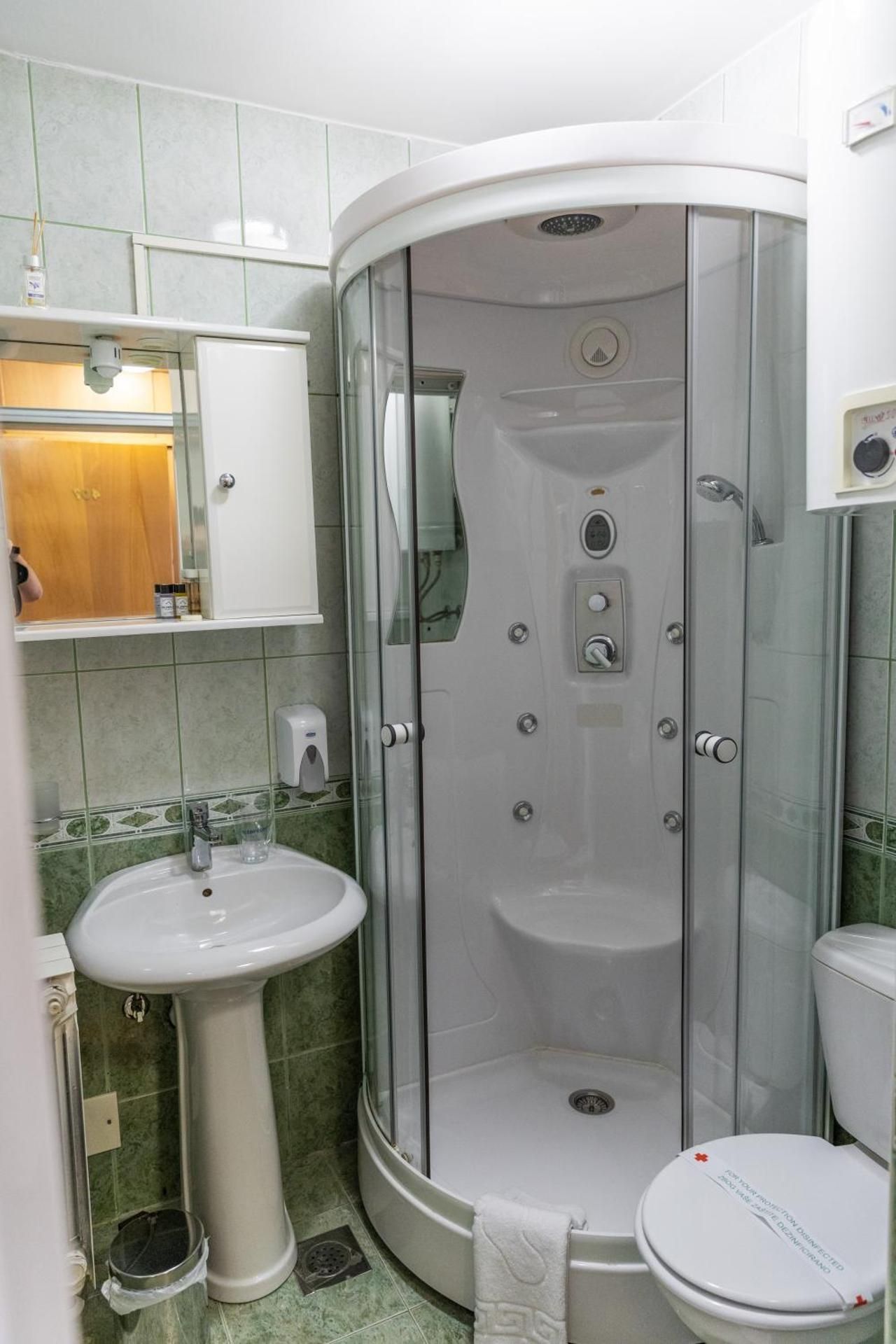 Deluxe Double Room (2 Adults + 1 Child)