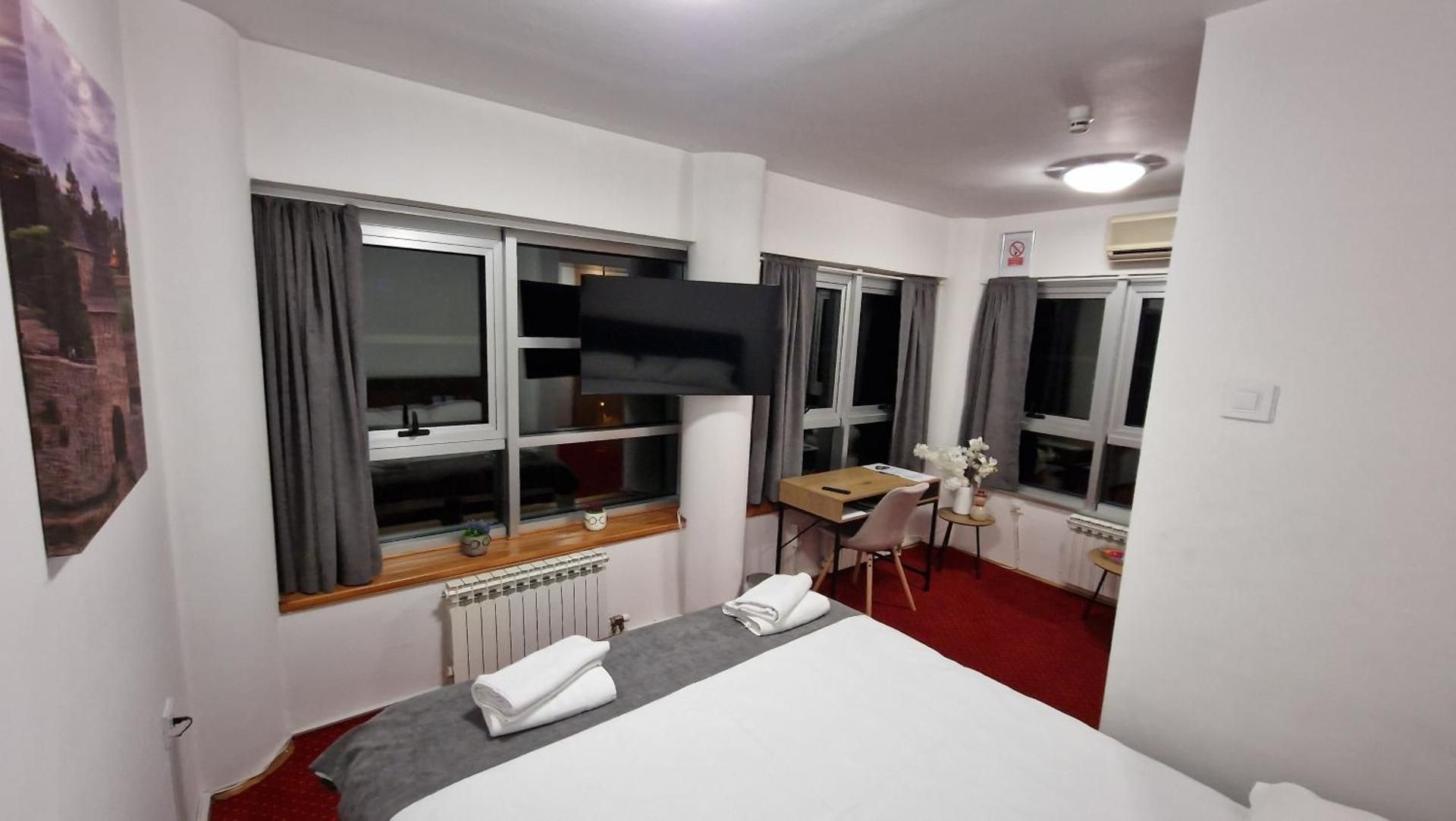 Deluxe Double Room (2 Adults + 1 Child)