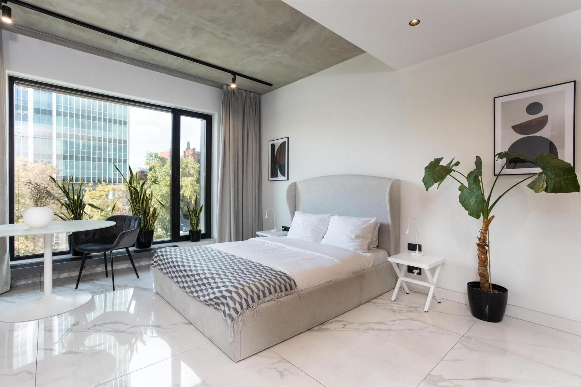 Deluxe Apartment 01