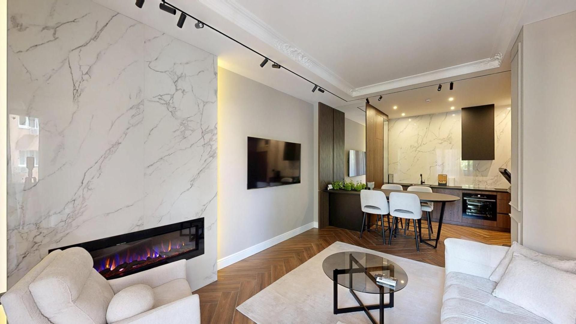 Royal Apartment with City View
