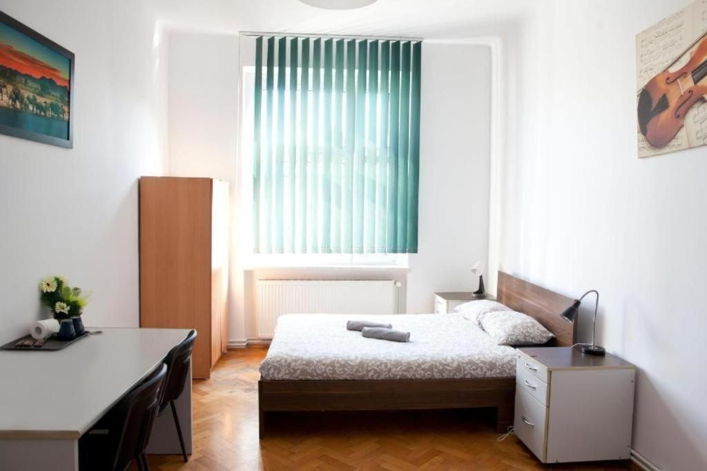 Basic Triple Room with Shared Bathroom