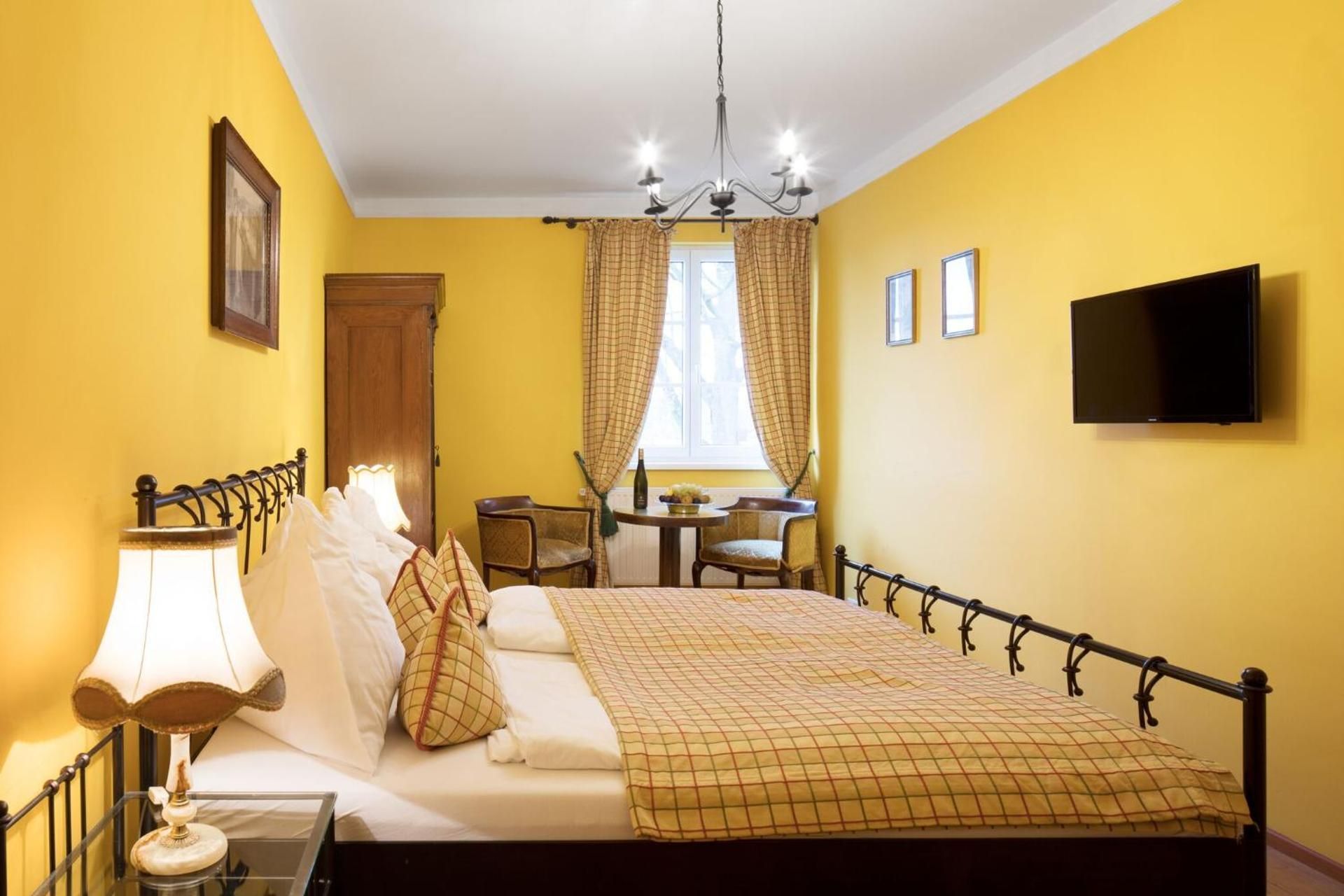 Hotel Nibelungenhof Double Room with Danube View 2