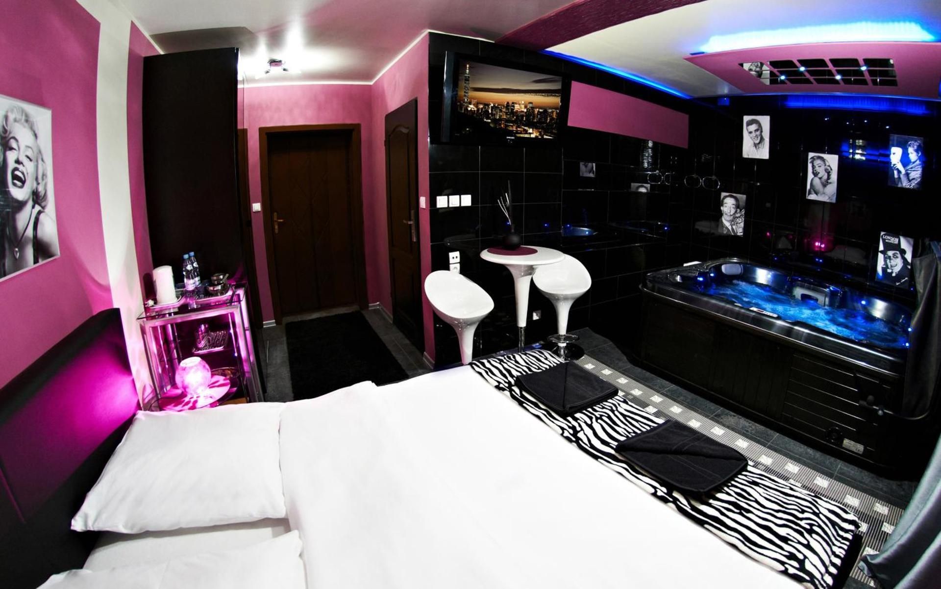 Queen Room with Spa Bath