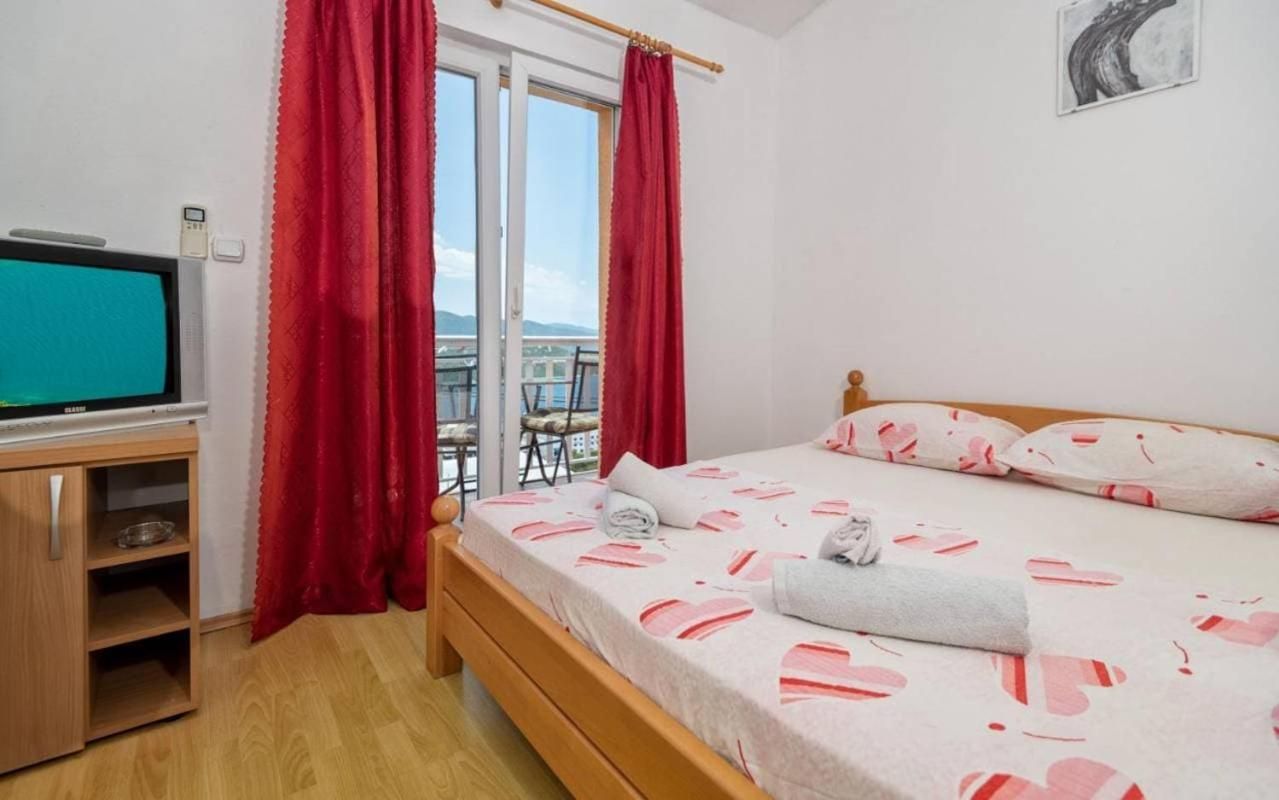 Studio Apartment with Balcony and Sea View