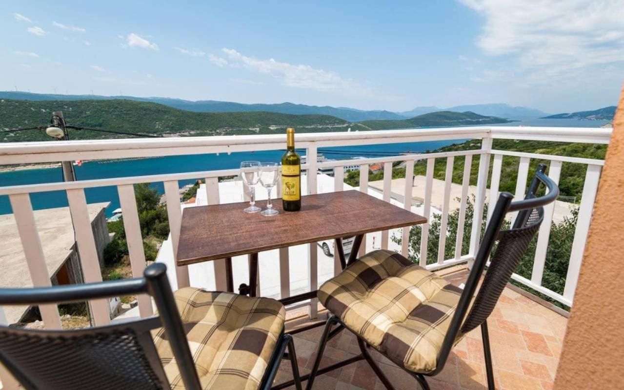 Studio Apartment with Balcony and Sea View