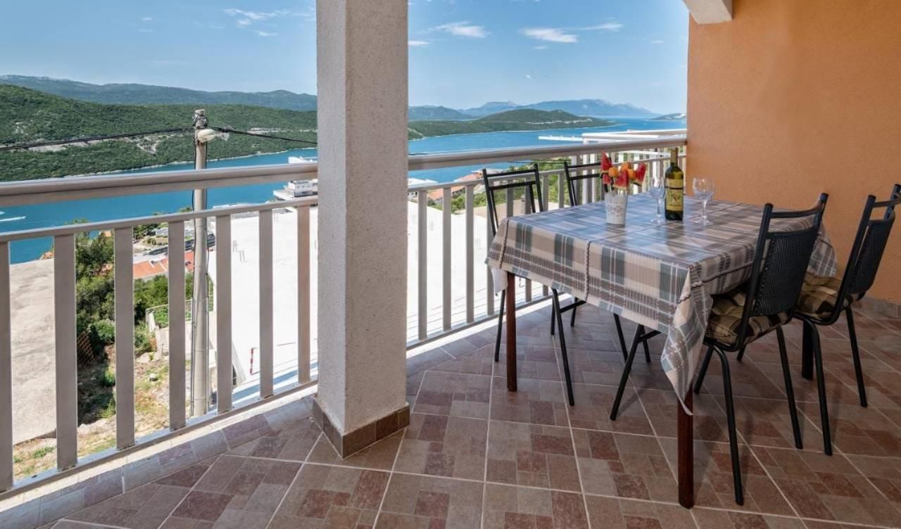 Apartment With Balcony And Sea View