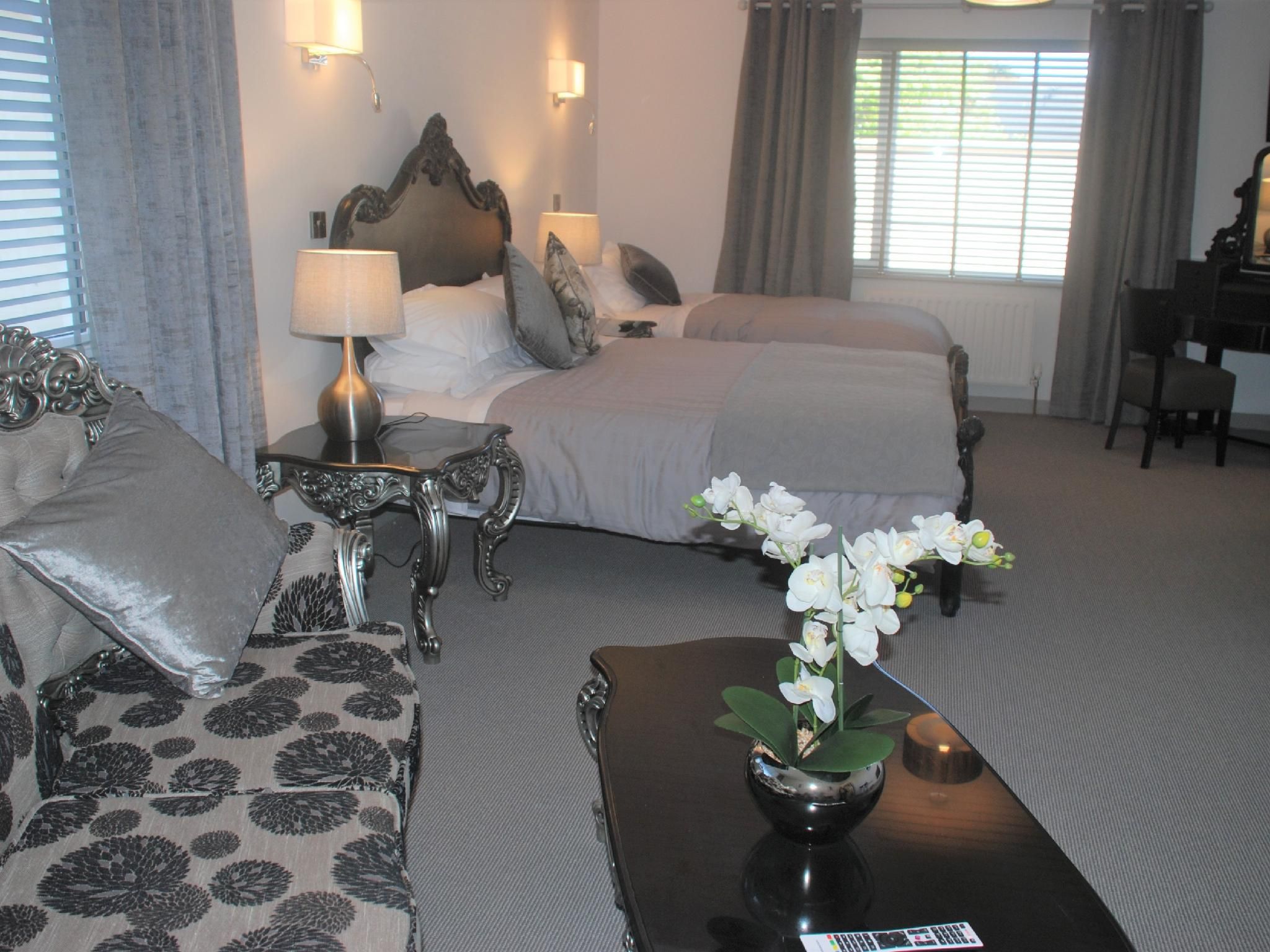 Suite-Superior-Ensuite with Shower-Garden View