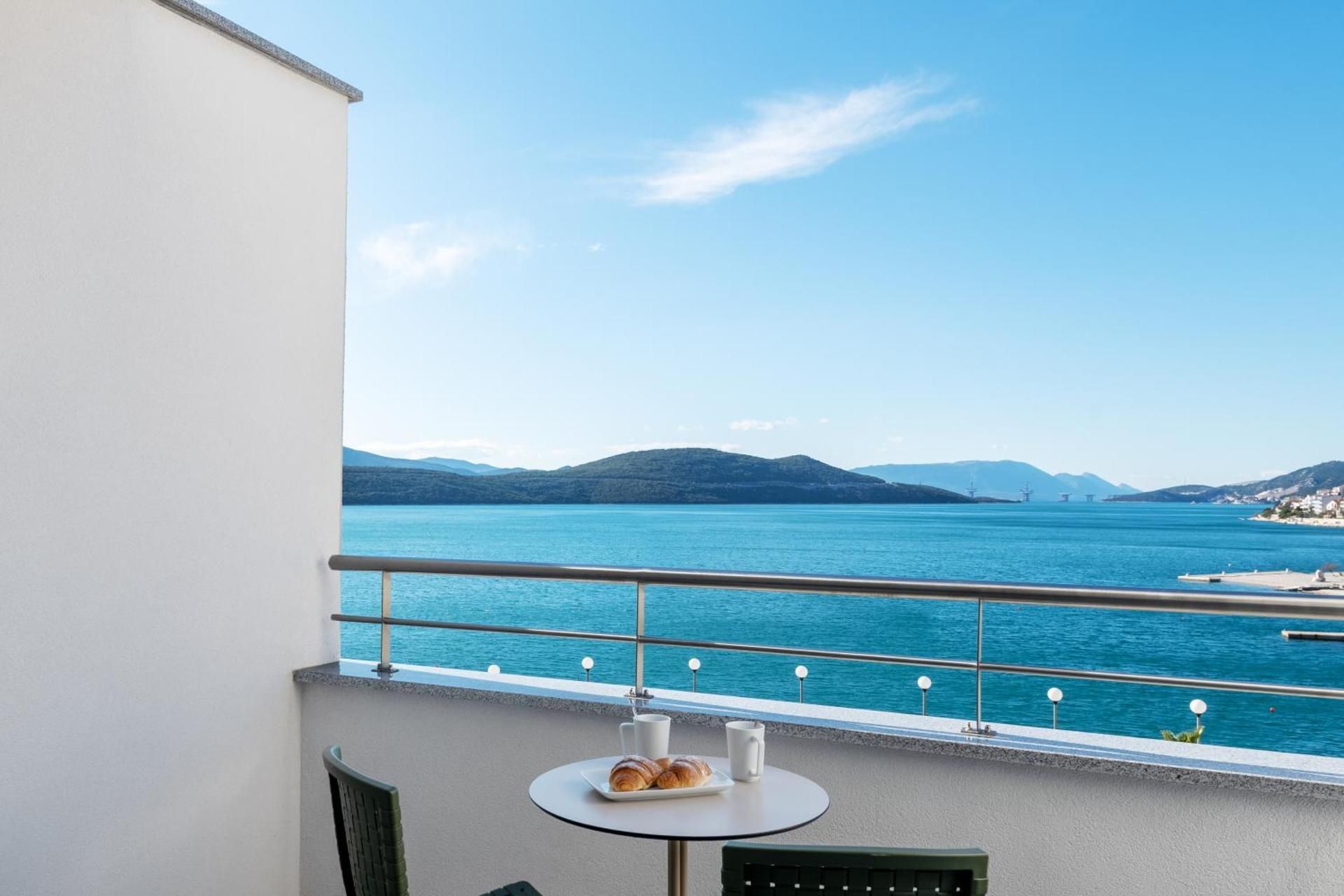 Deluxe Double Room with Balcony and Sea View