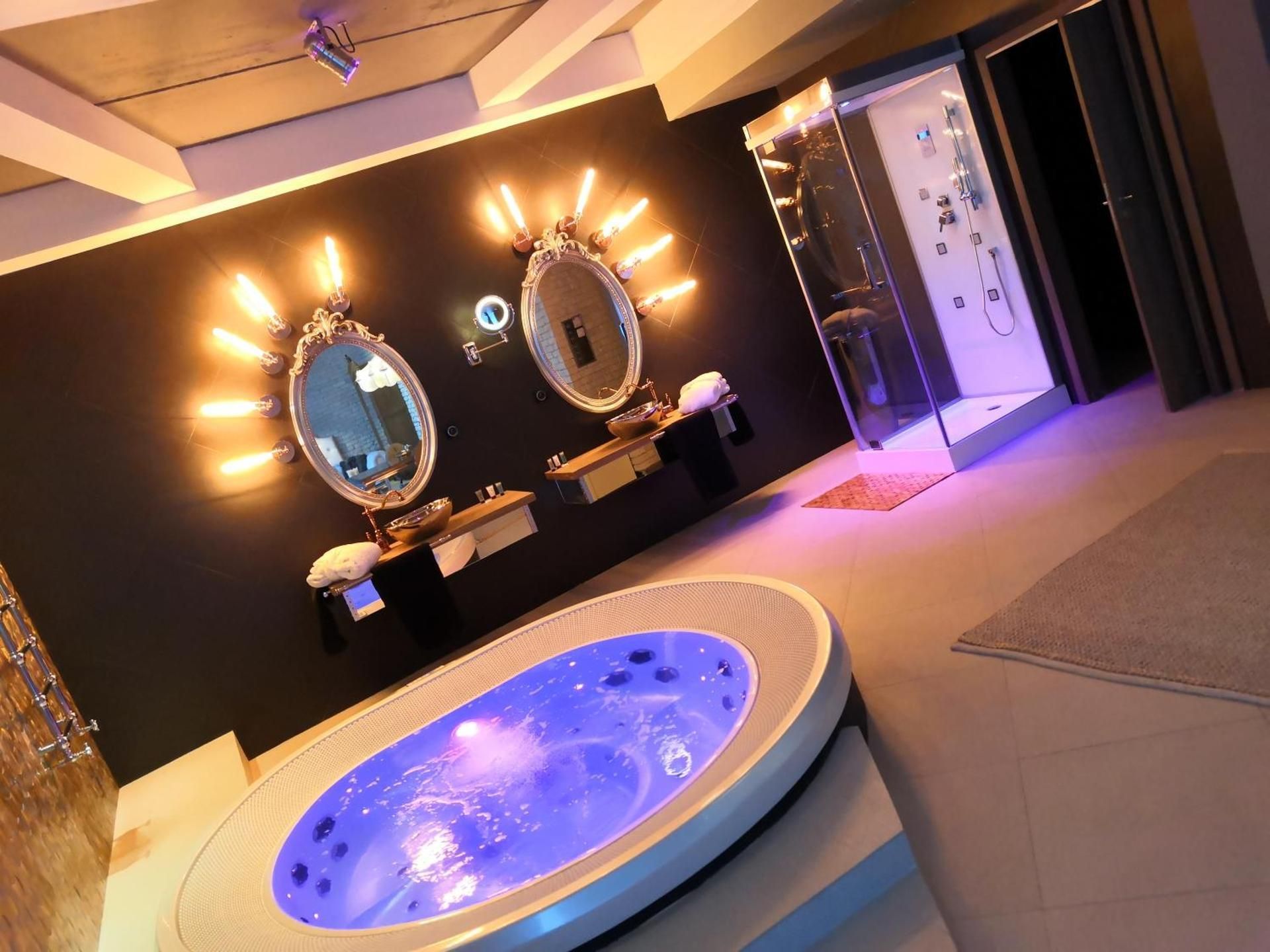 Large Apartment with Jacuzzi