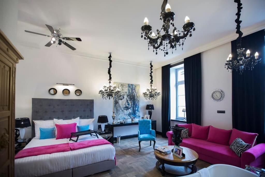 DELUXE APARTMENT