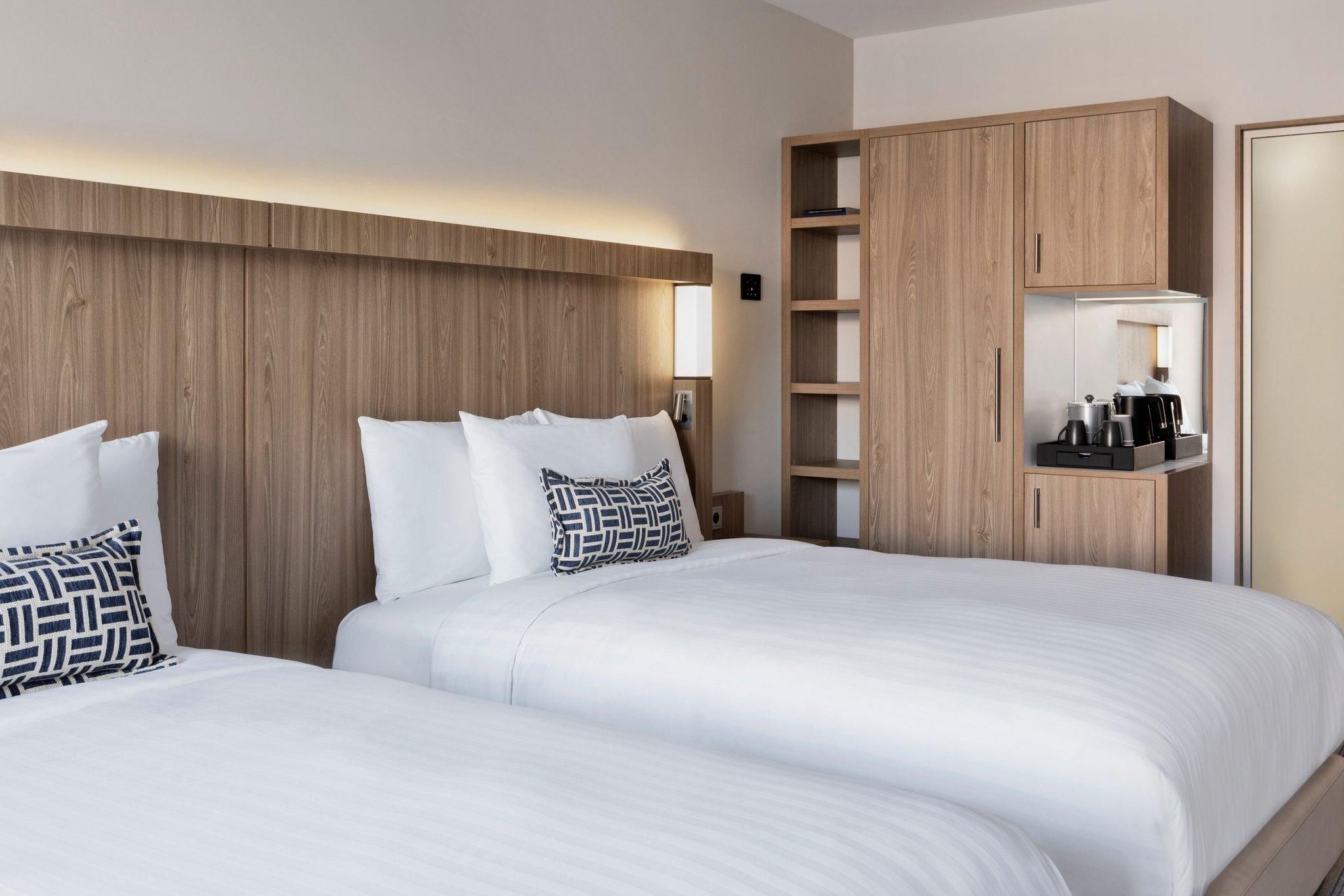 Larger Guest room, 2 Double, City view
