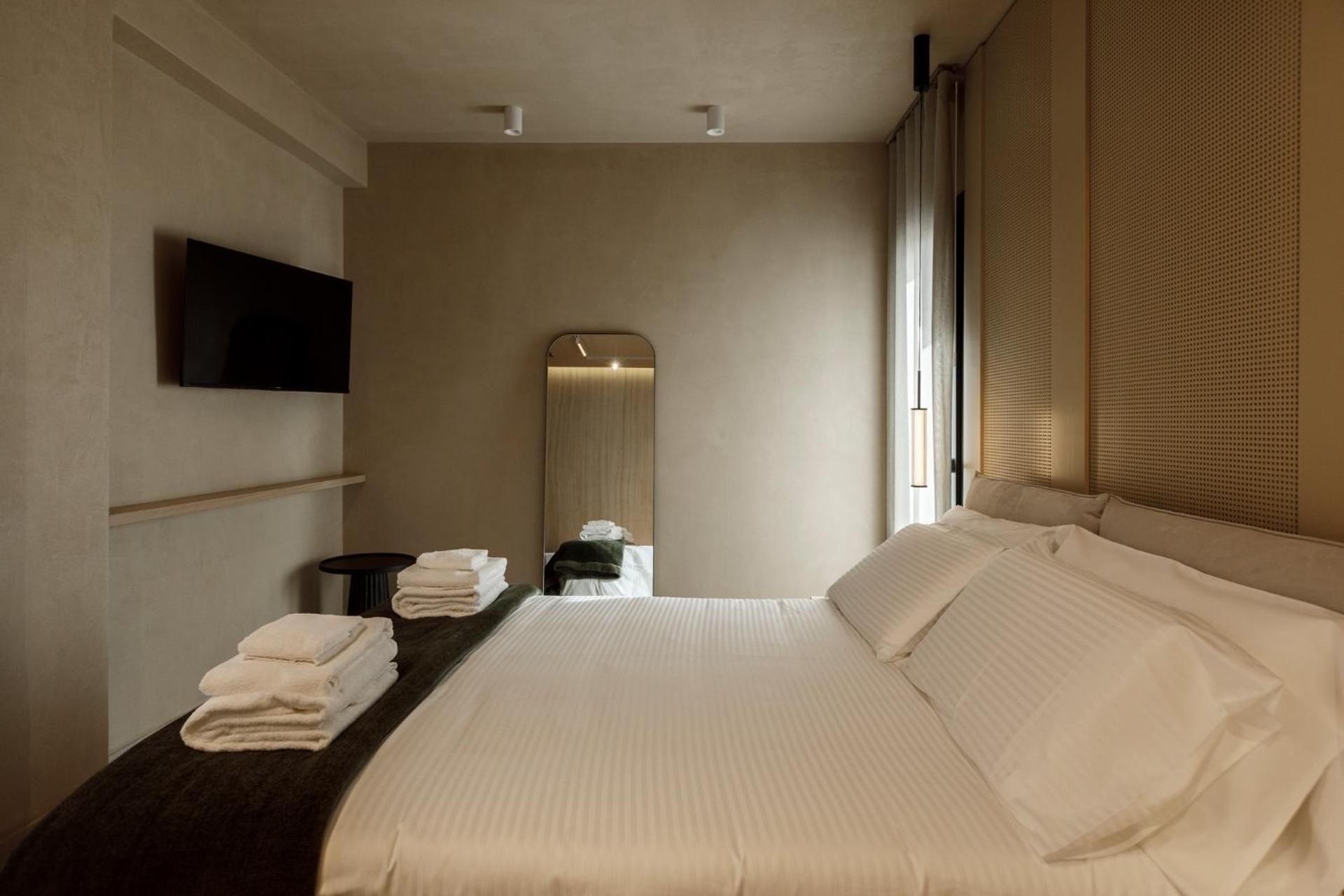 Deluxe Double Room with Side Sea View