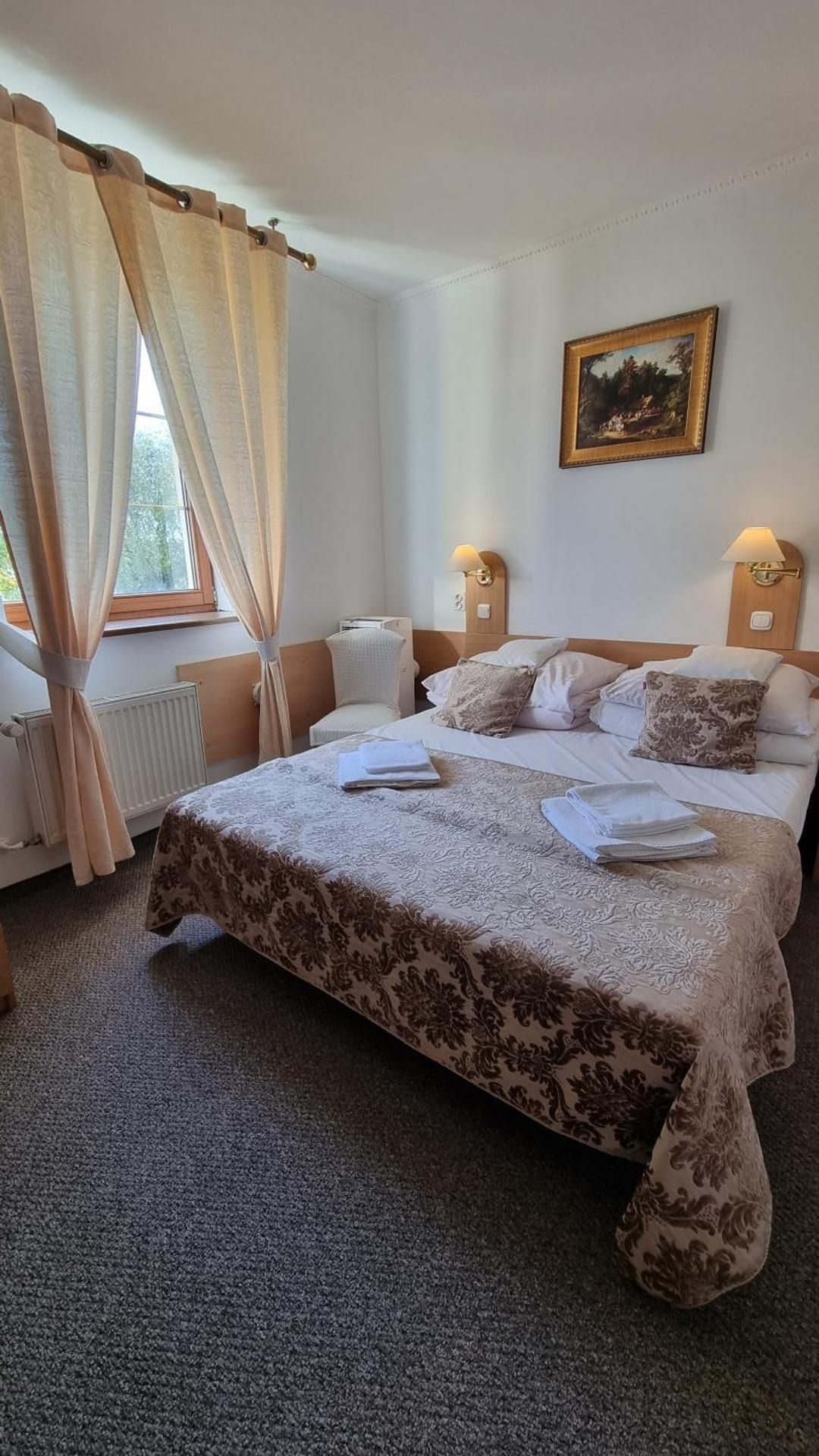Standard Queen Room