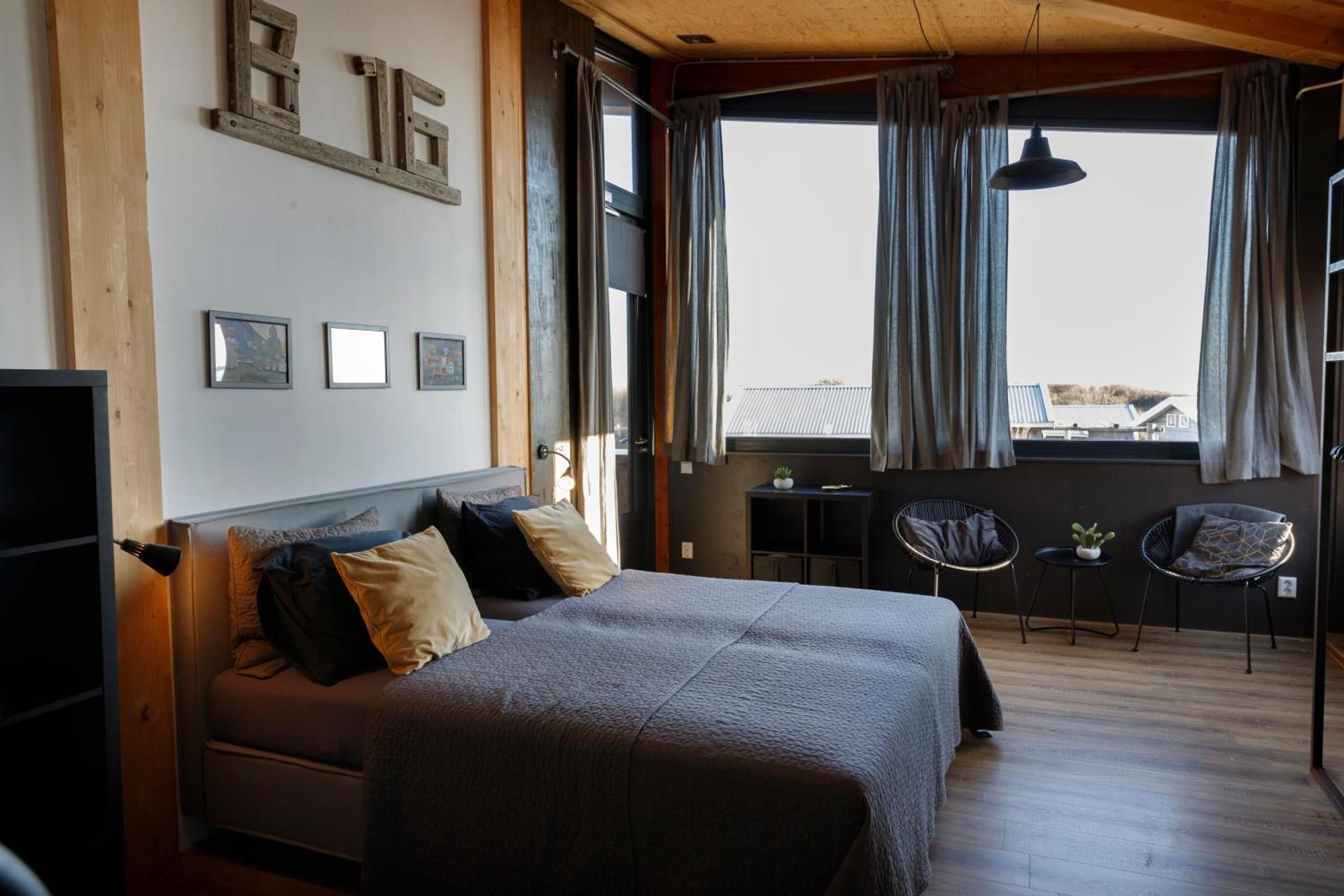 Deluxe 6 person room