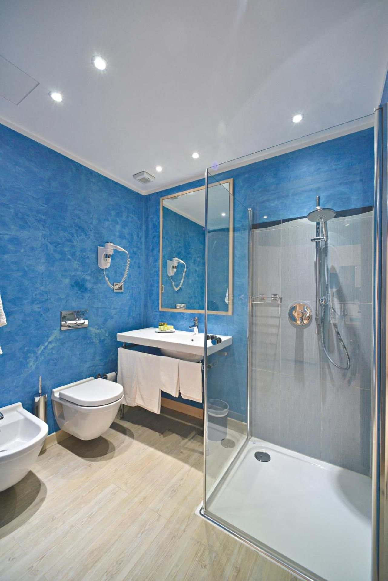 Hotel La Vigna Quadruple Room with Sea View 3