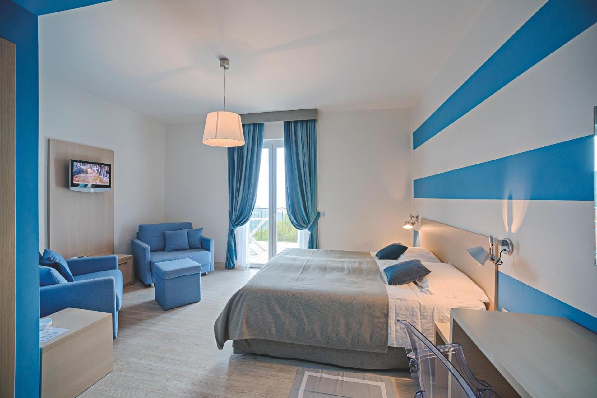 Hotel La Vigna Quadruple Room with Sea View