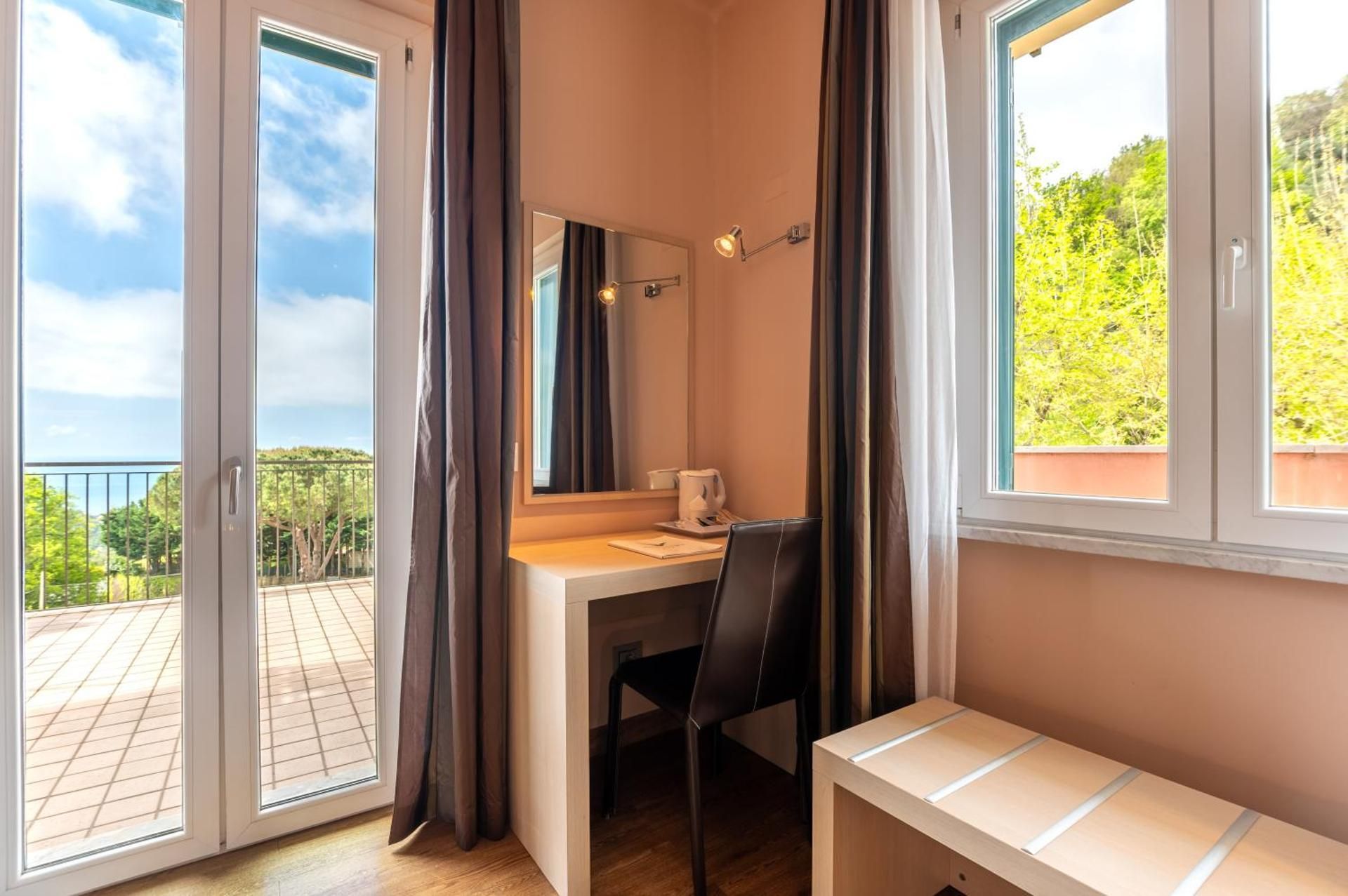Hotel La Vigna Double or Twin Room with Sea View 3