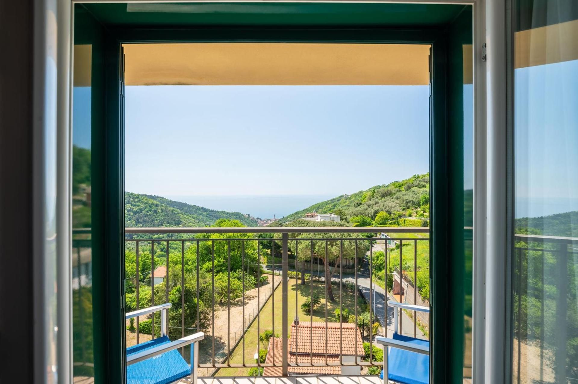 Hotel La Vigna Quadruple Room with Sea View 2