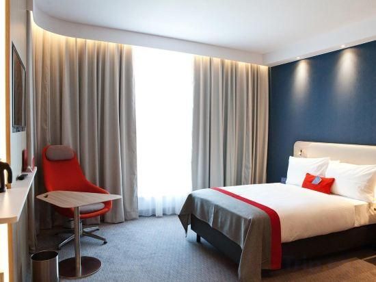 1 Queen Bed Standard Top Floor