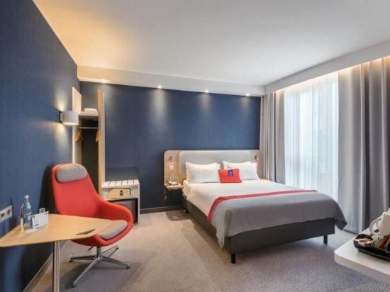 1 Queen Bed Standard Top Floor