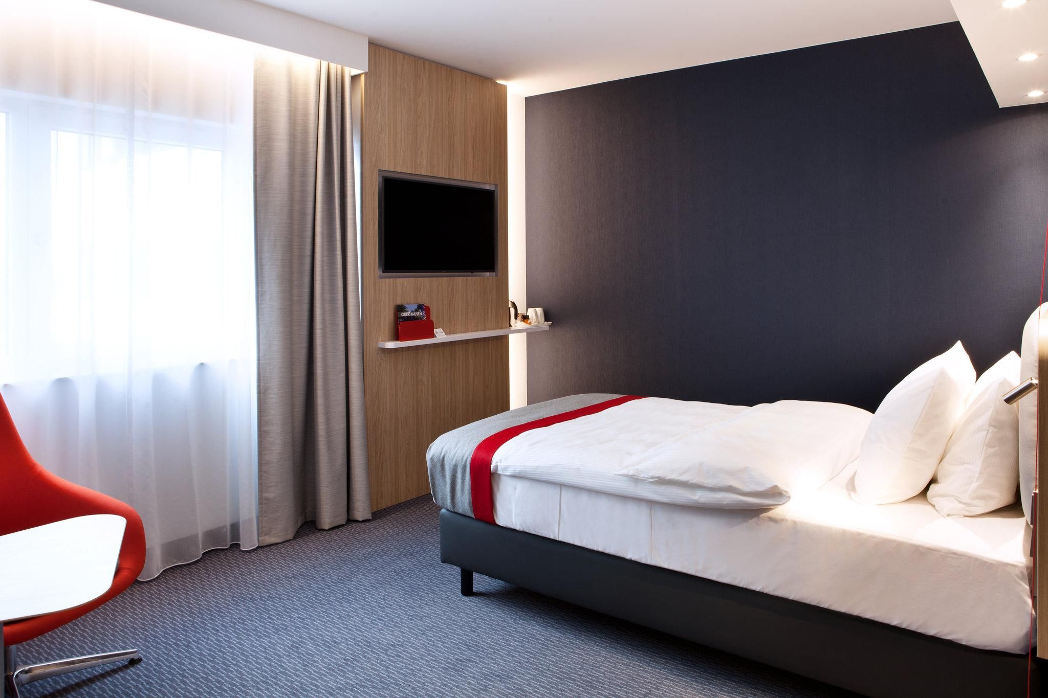 Holiday Inn Express Oberhausen By IHG 1 Bed Mobility Accessible Shower Non-Smoking 2