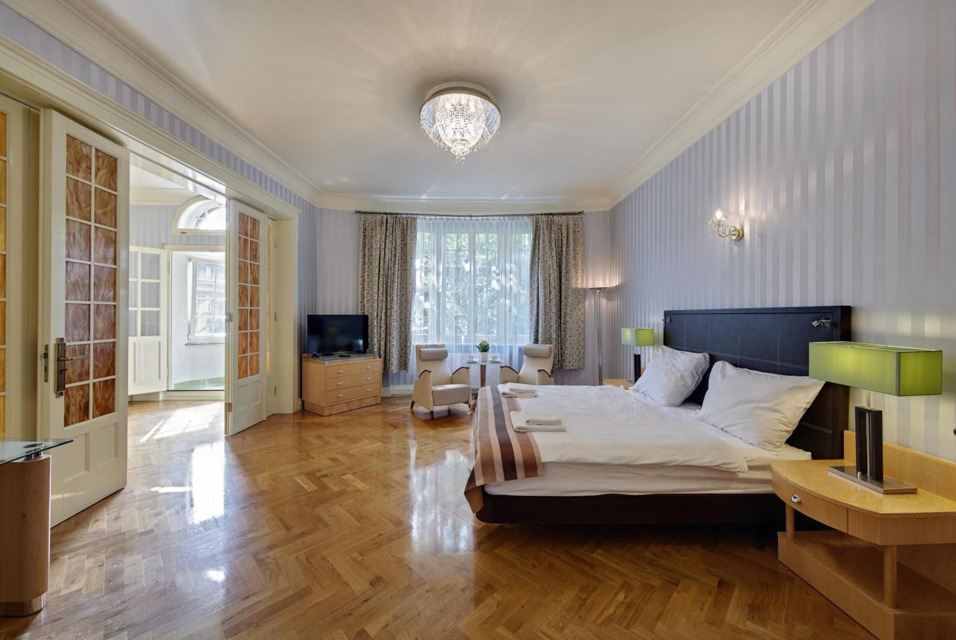 Deluxe Apartment with External Bathroom