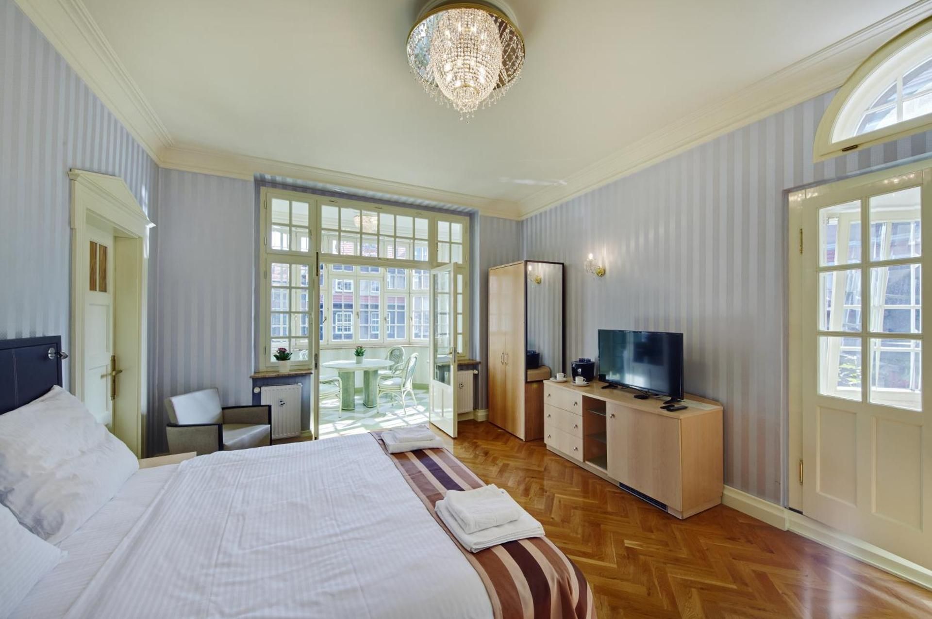 Deluxe Apartment with External Bathroom
