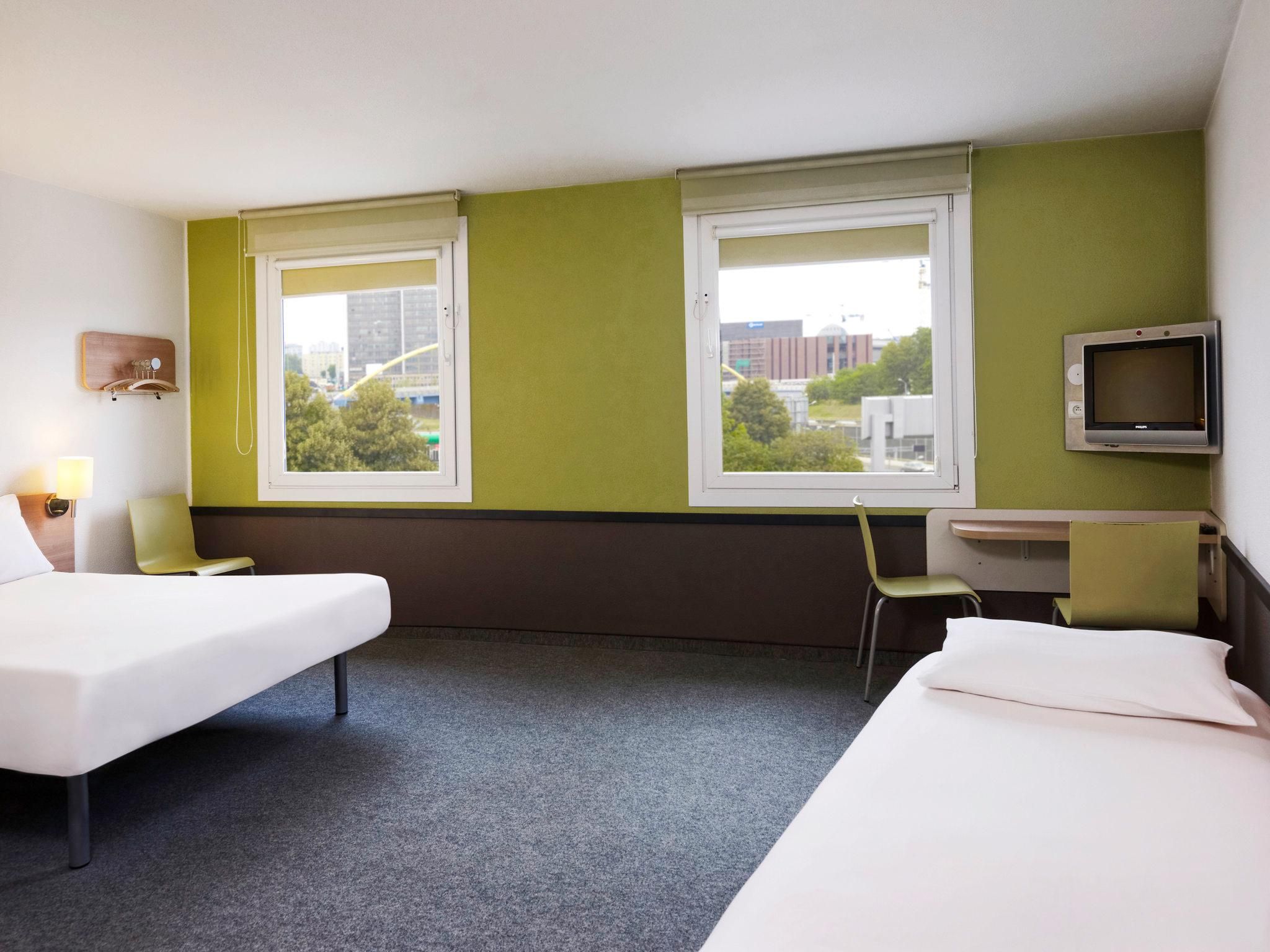 Standard Room with 1 Double Bed and 1 Single Bed