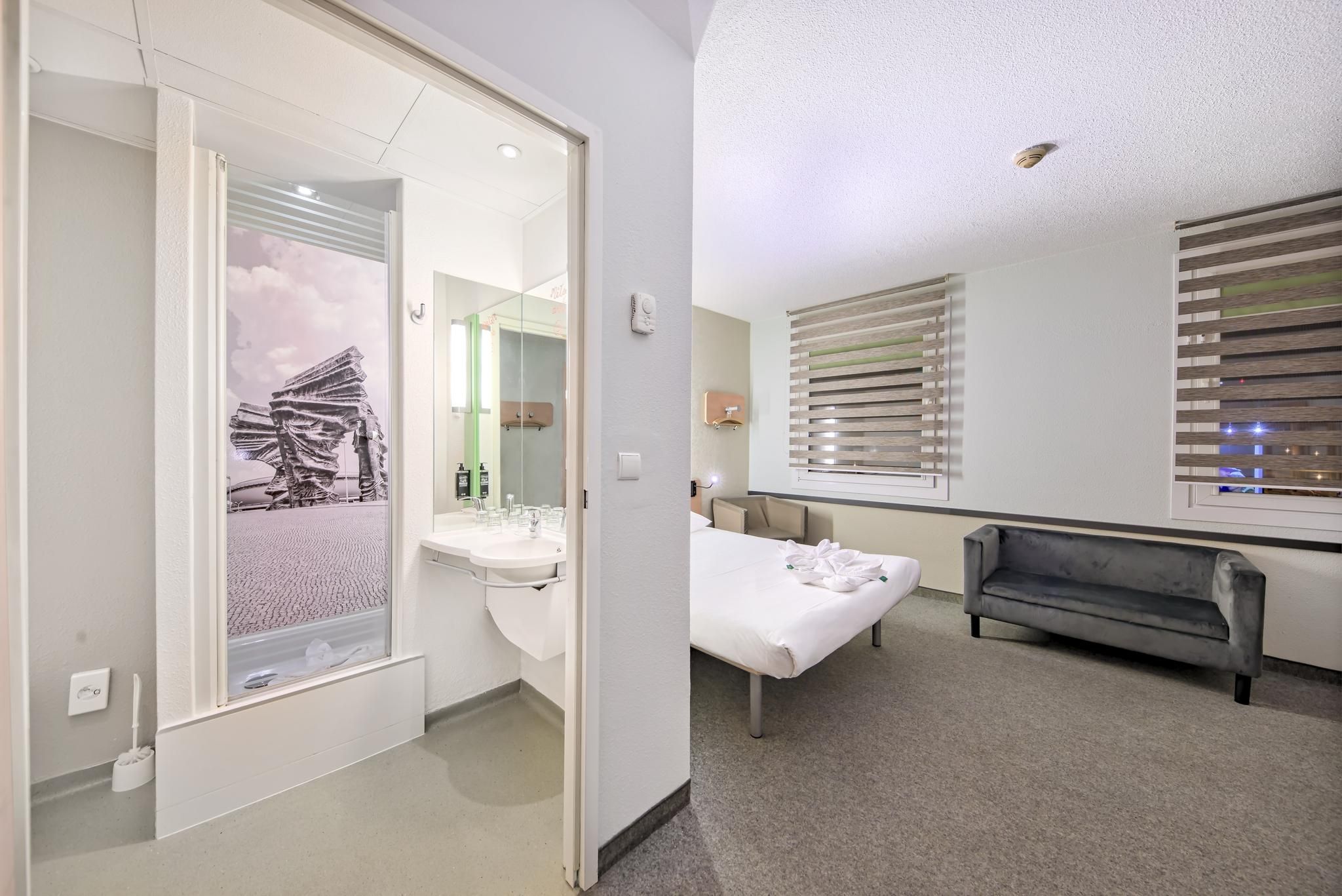 Standard Room with 1 Double Bed and 1 Single Bed