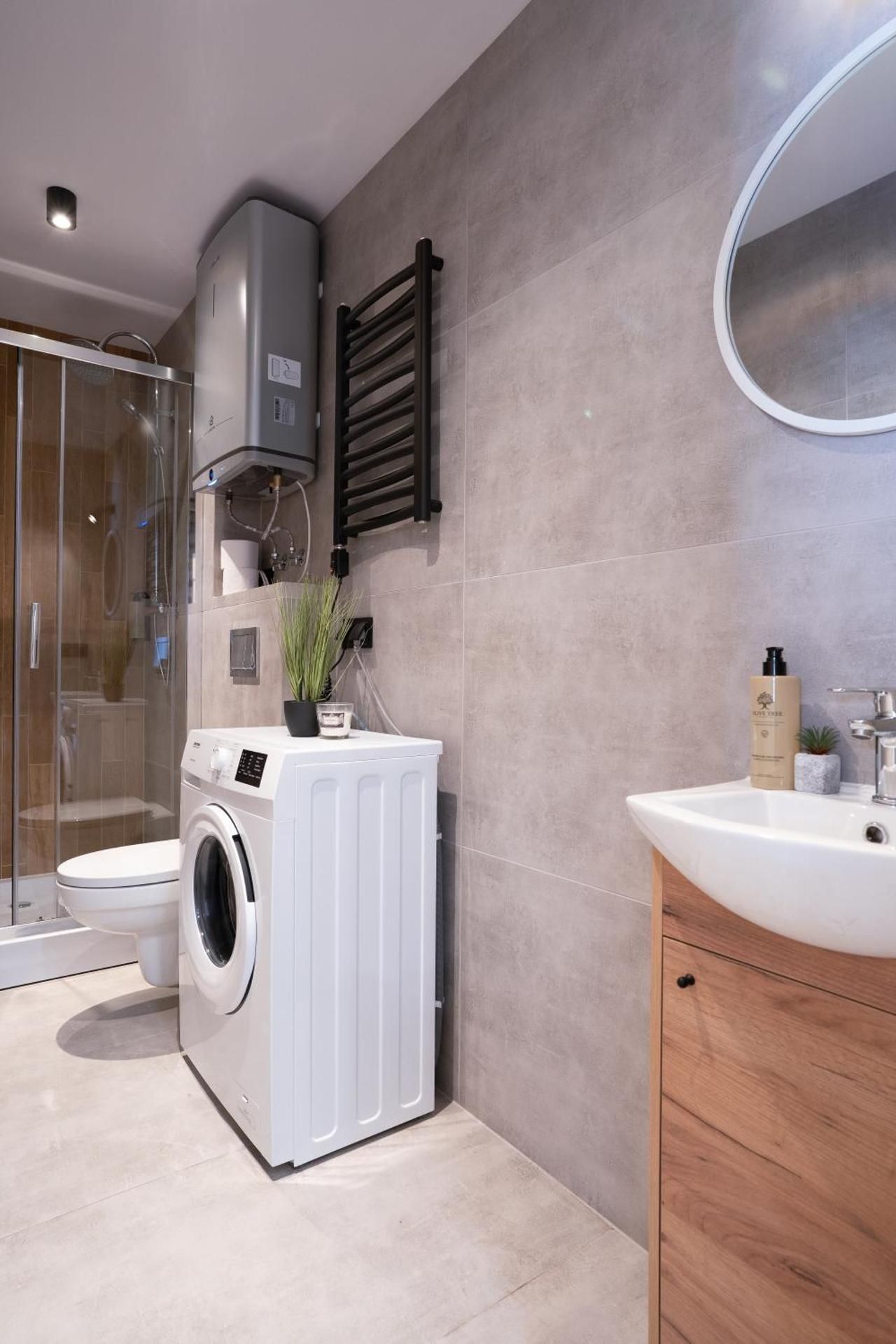 Deluxe One-Bedroom Apartment