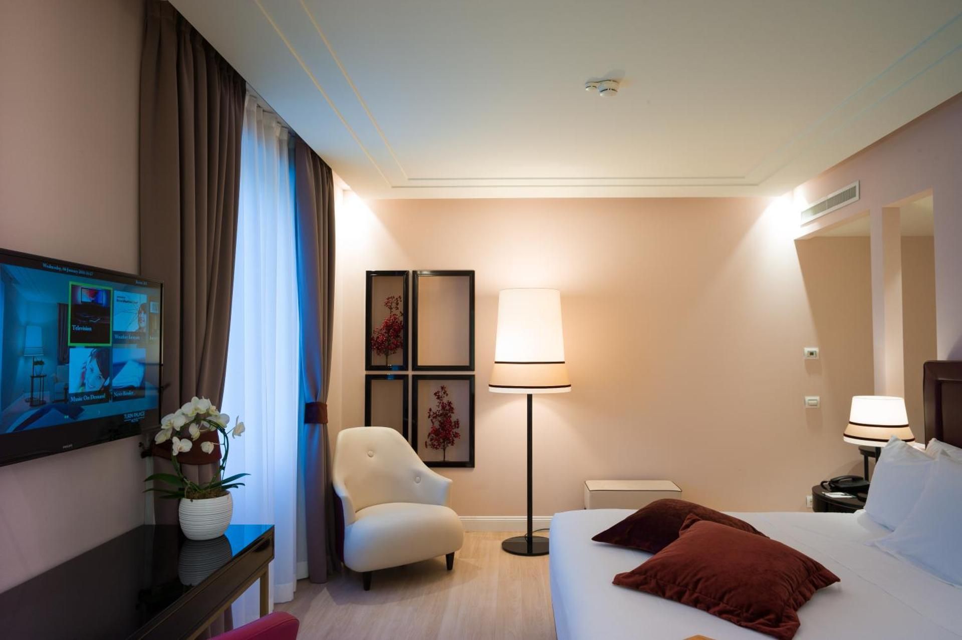 Deluxe Queen Room