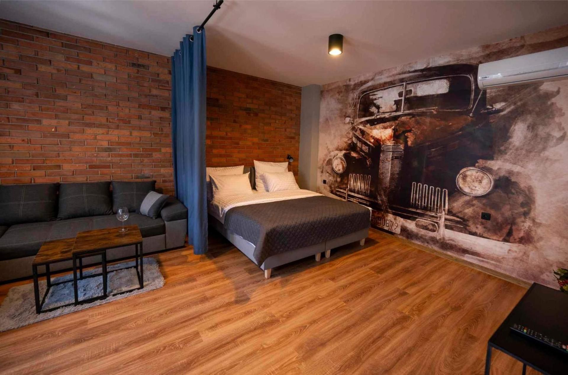 Deluxe Studio