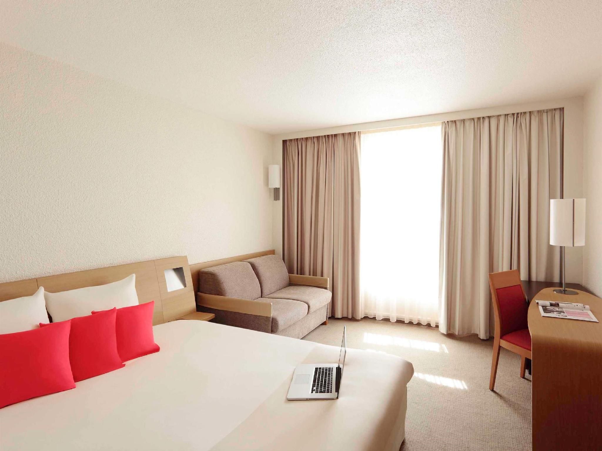 Standard room with 1 Queen double bed and singl e bed sofa