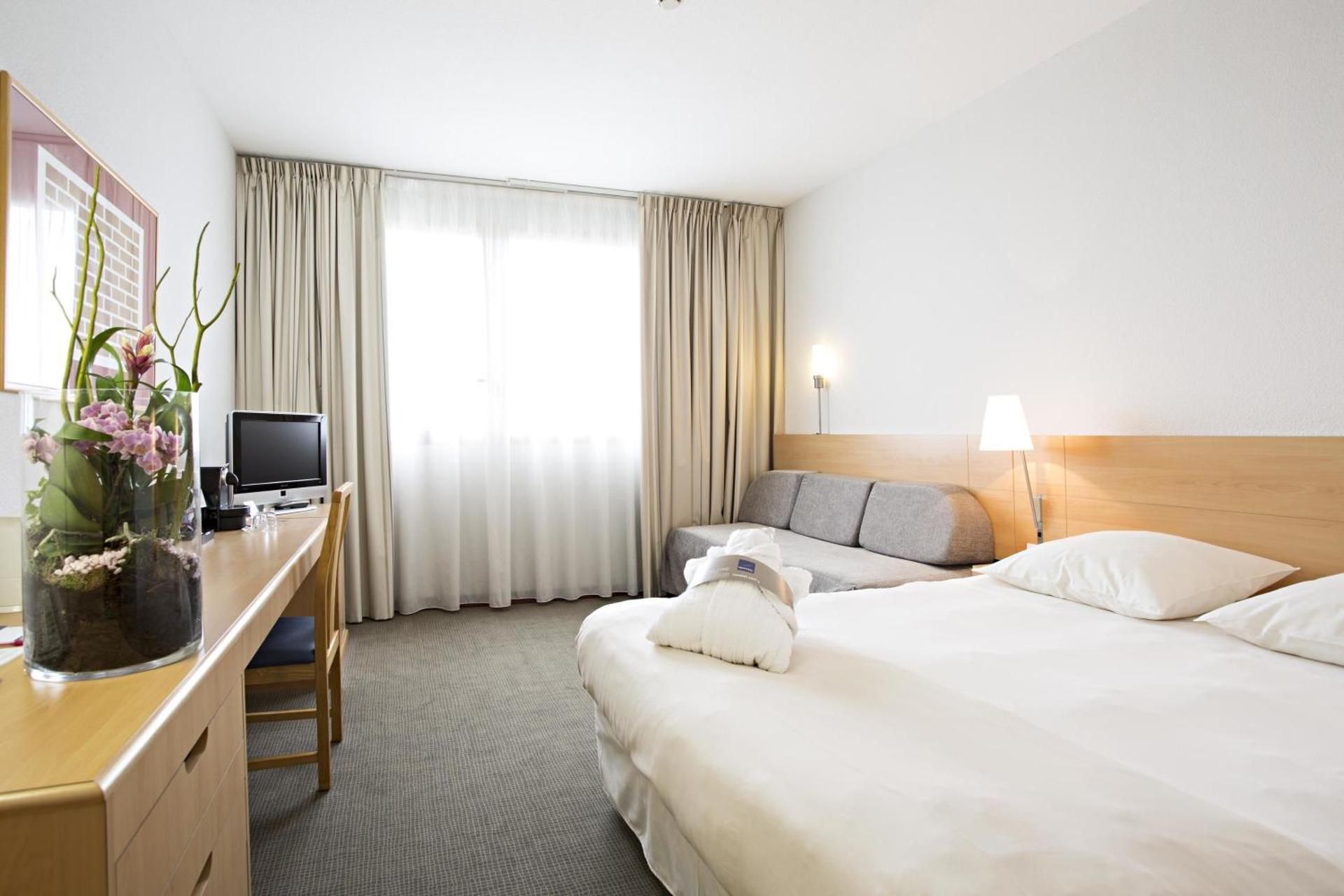 Executive room with 1 Queen-size bed and French sofa