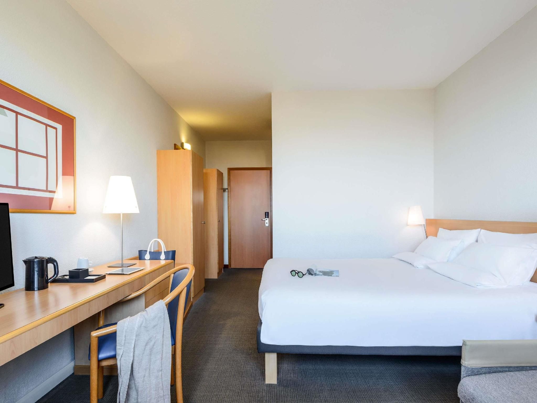 Standard room with 1 Queen size bed and French sofa