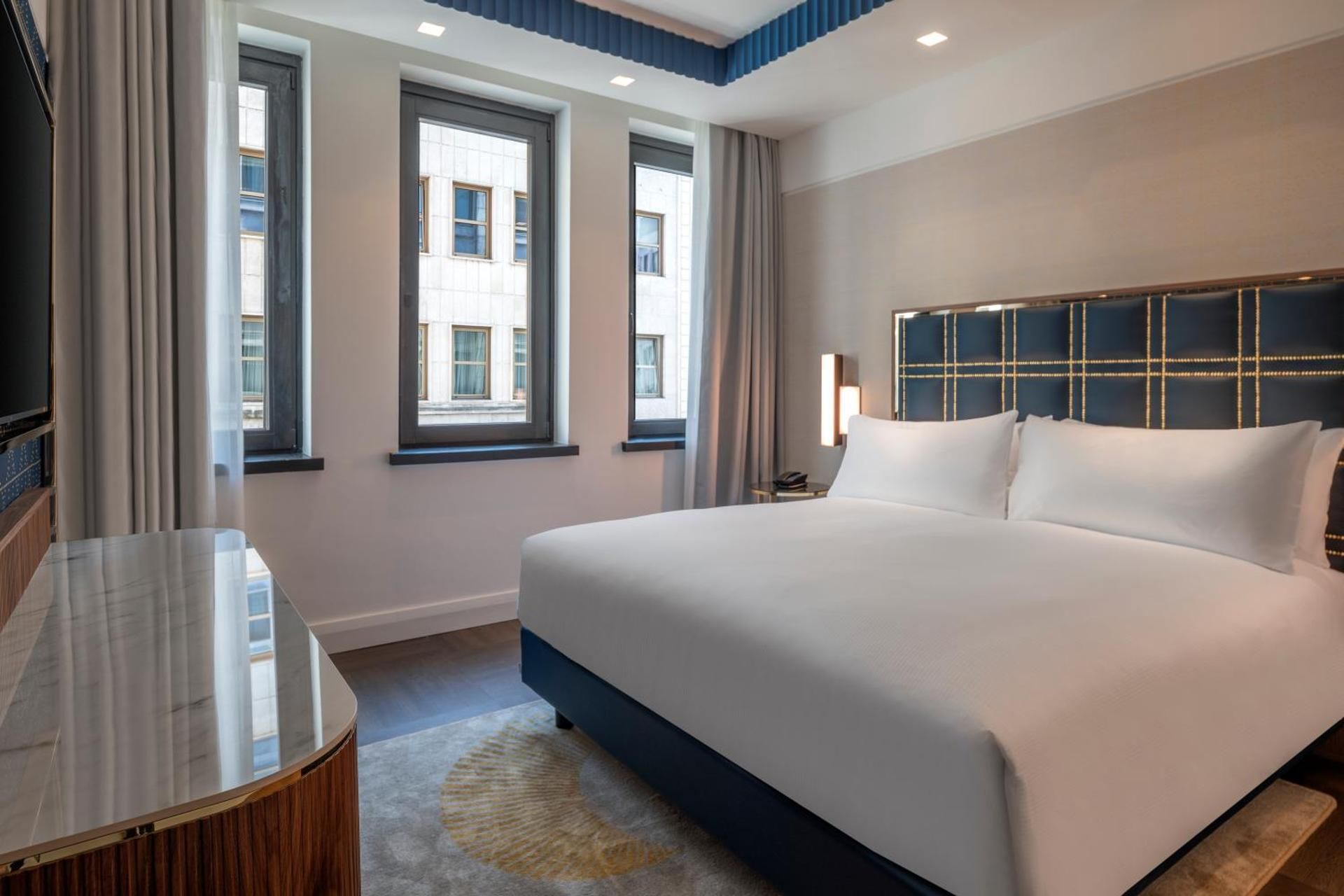 Deluxe One-Bedroom King Suite