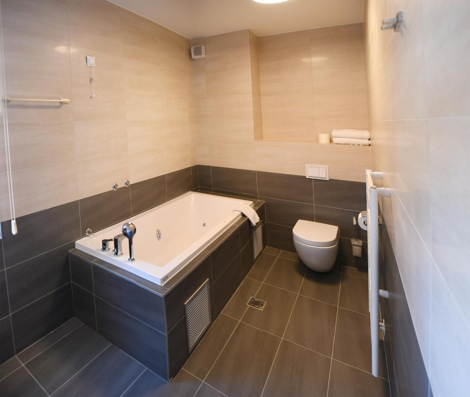 Deluxe Three-Bedroom Apartment with Fireplace