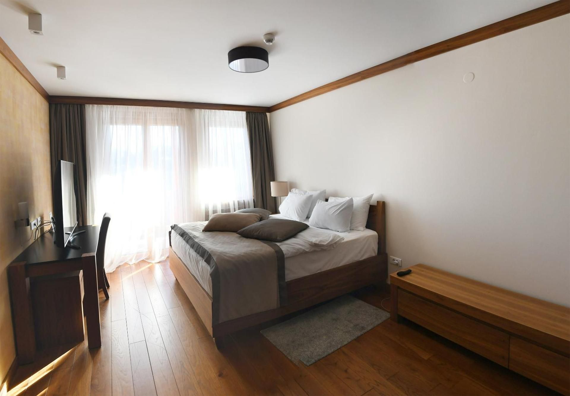 Deluxe Three-Bedroom Apartment with Fireplace