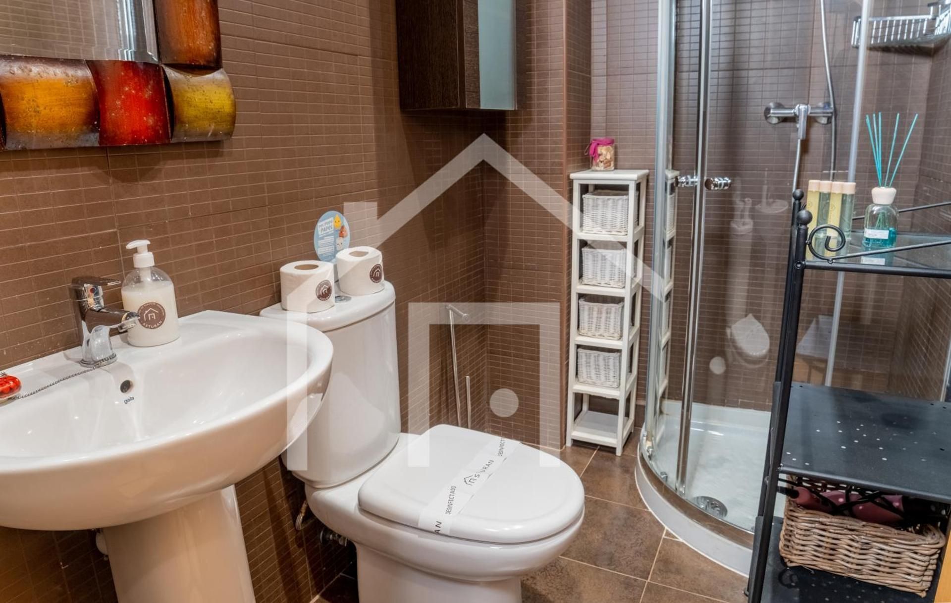 Apartment with Shower