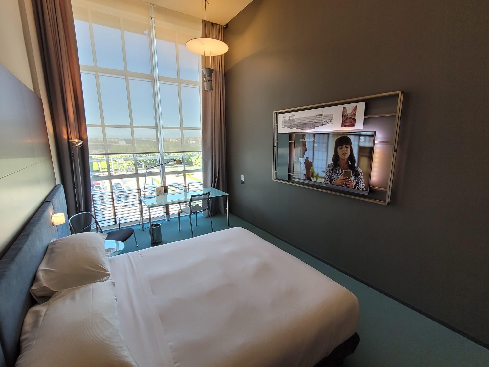 king bedroom/seperate living room/sofabed