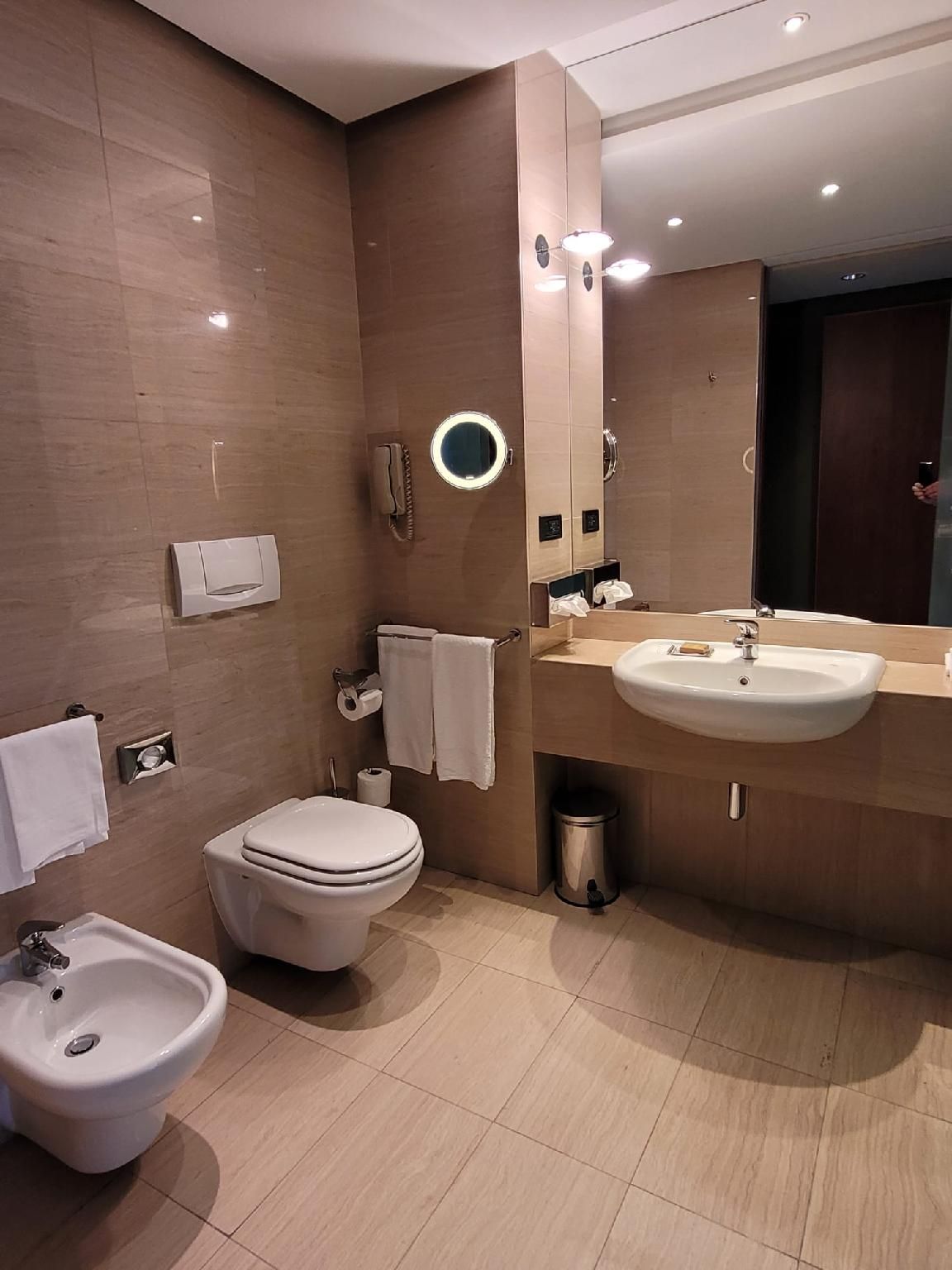 king bedroom/seperate living room/sofabed