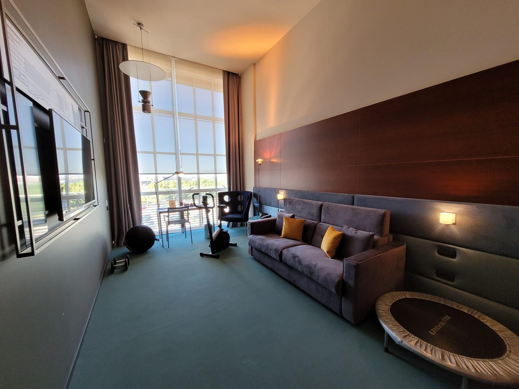 king bedroom/seperate living room/sofabed