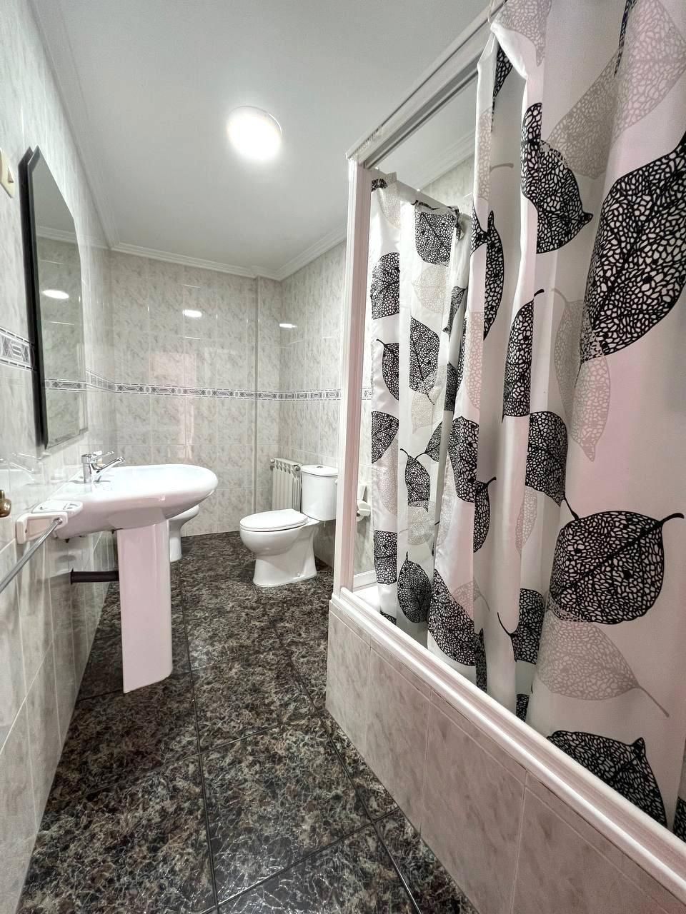 Habitacion Doble-Baño con ducha-Balcón-Habitación 200