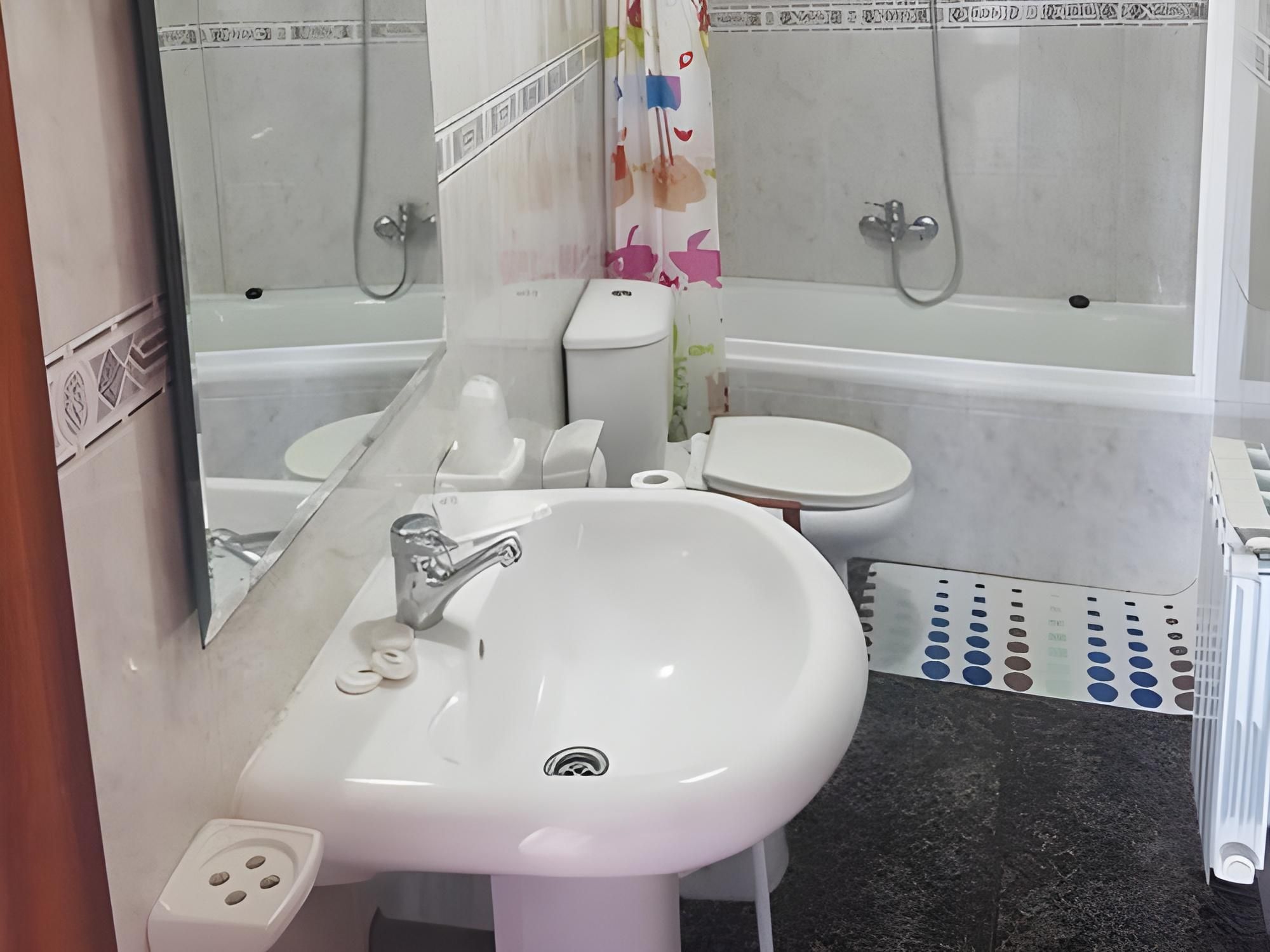 Doble con dos camas-Económico-Baño Privado-Vista al Mar