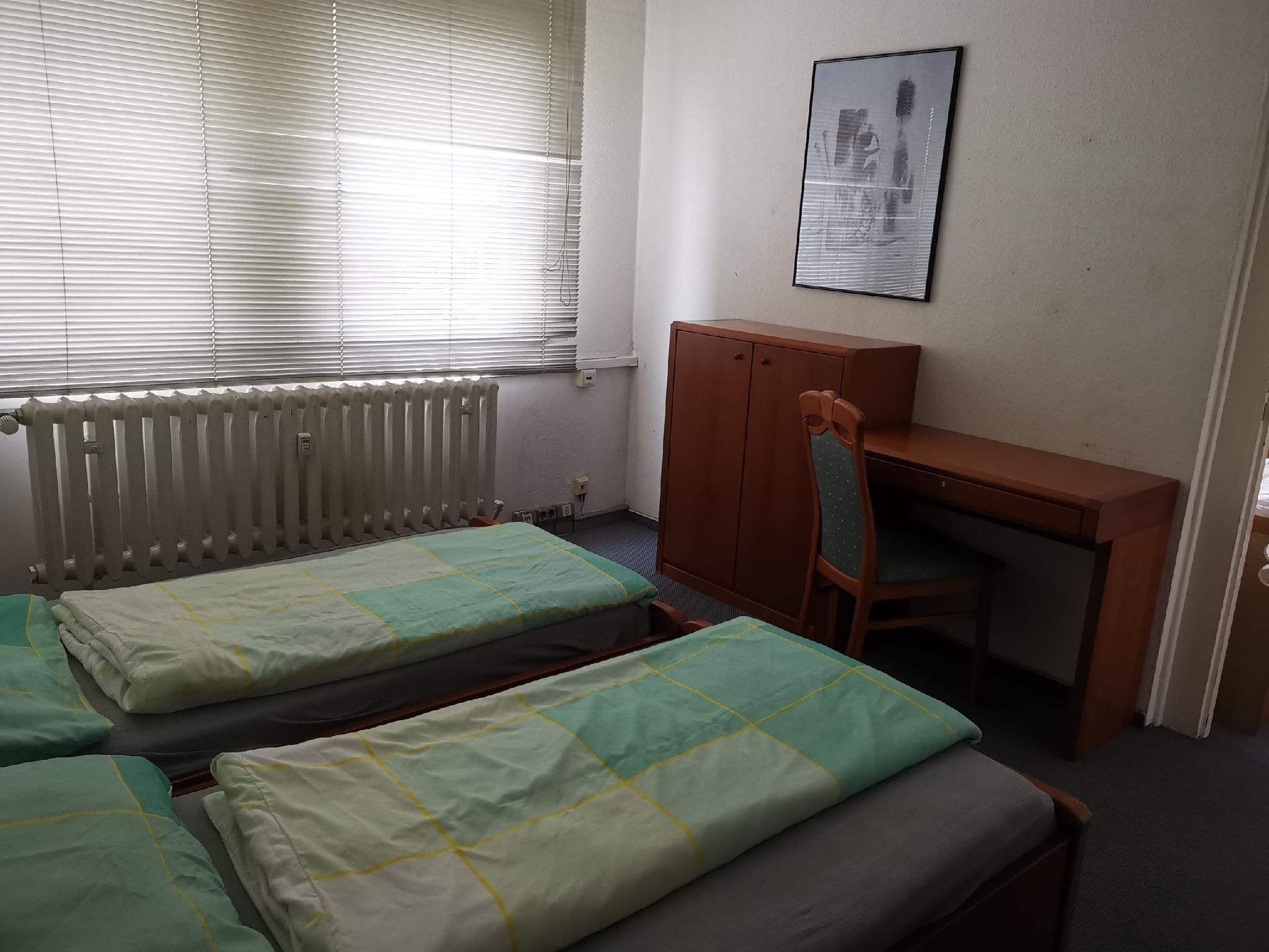 Familienzimmer-Einfach-Gemeinsames Badezimmer-Strassenblick