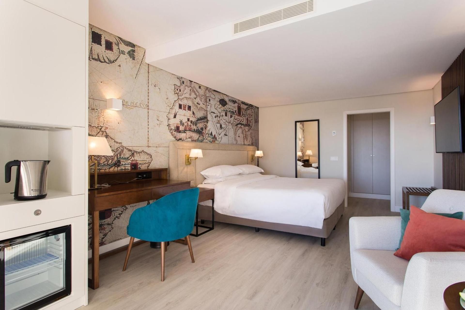 Guest room, 1 Queen, Pool view, Balcony