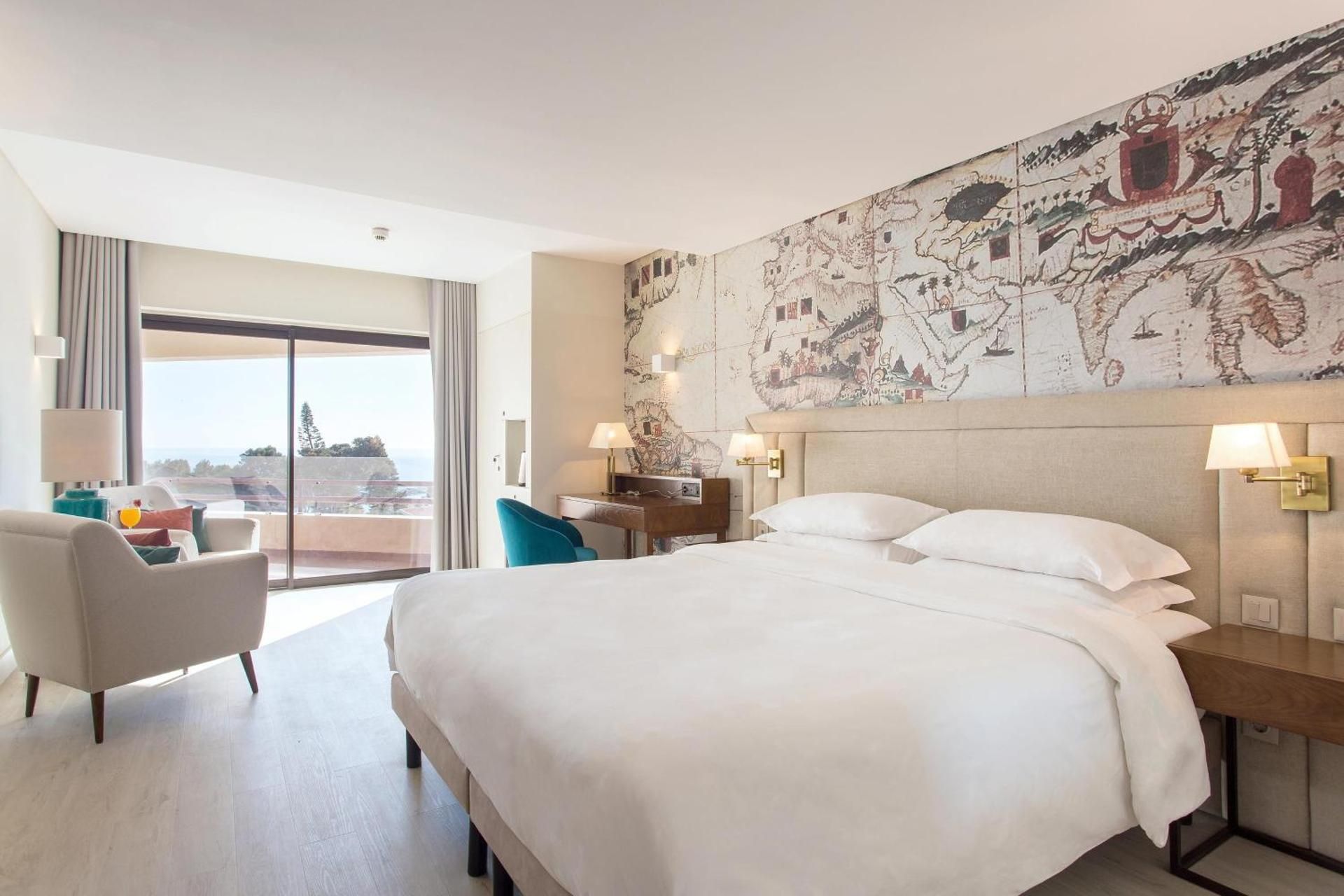 Guest room, 1 Queen, Pool view, Balcony