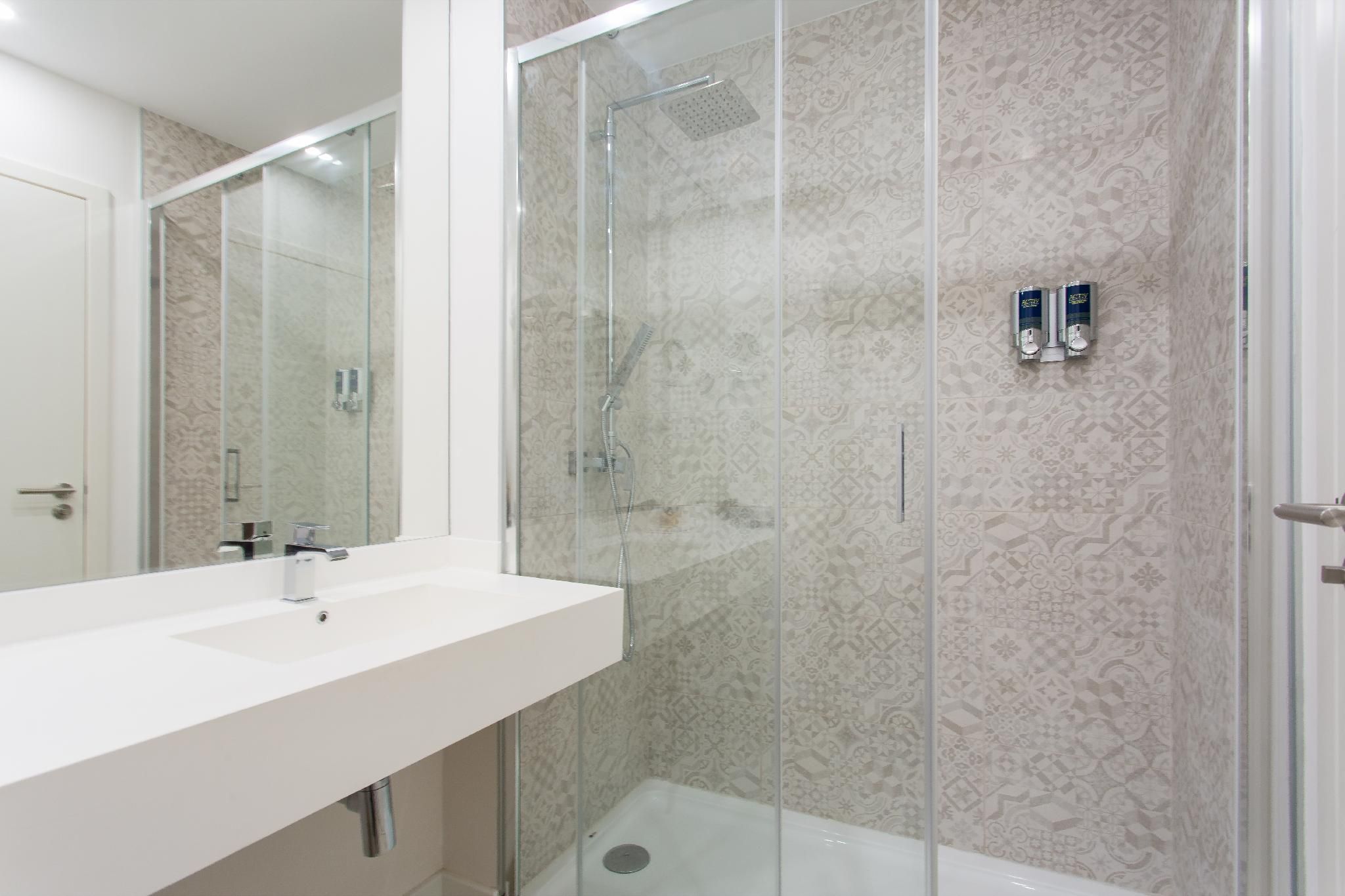 Four Points by Sheraton Sesimbra Deluxe Family Balcony, Guest room, 1 Queen, Sofa bed, Balcony 2