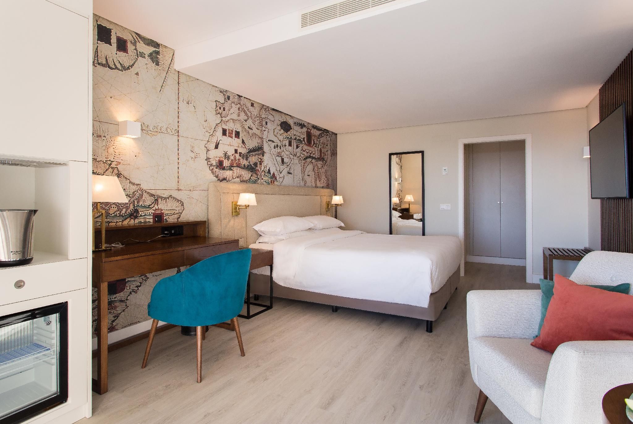 Deluxe Guest Room Balcony, Guest room, 1 Queen, Balcony