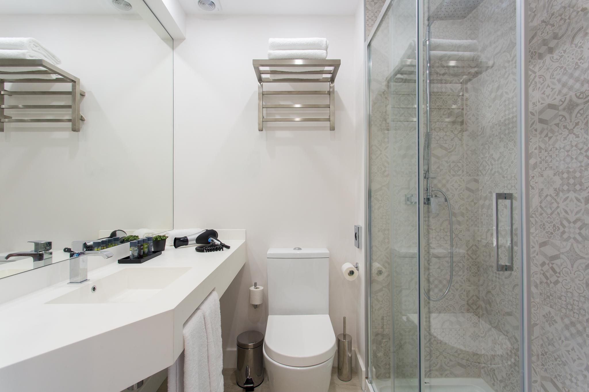 Deluxe Guest Room Balcony, Guest room, 1 Queen, Balcony